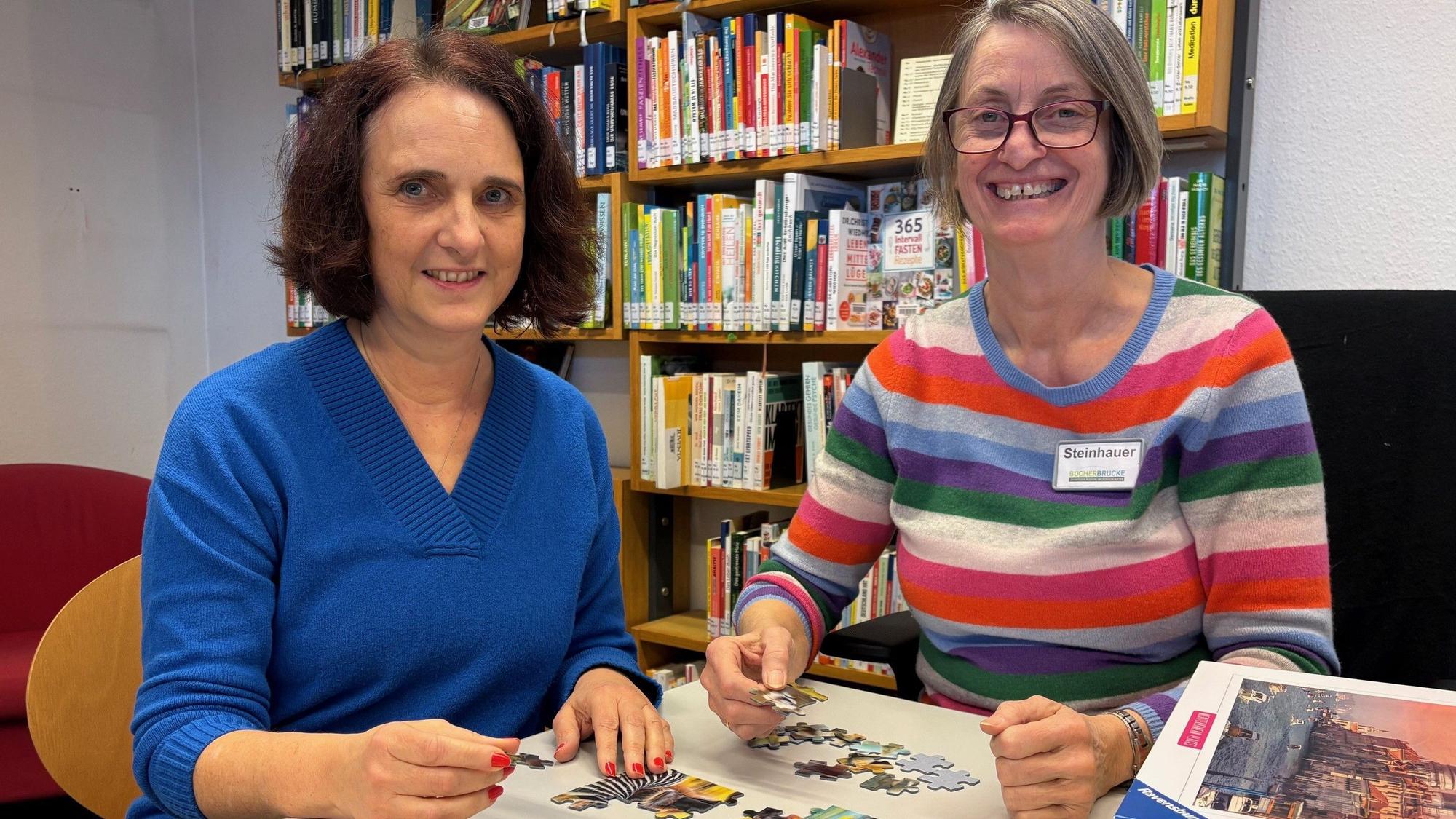 Steffi Hohenhaus (l.) und Franzis Steinhauer sind Puzzle-Fans.