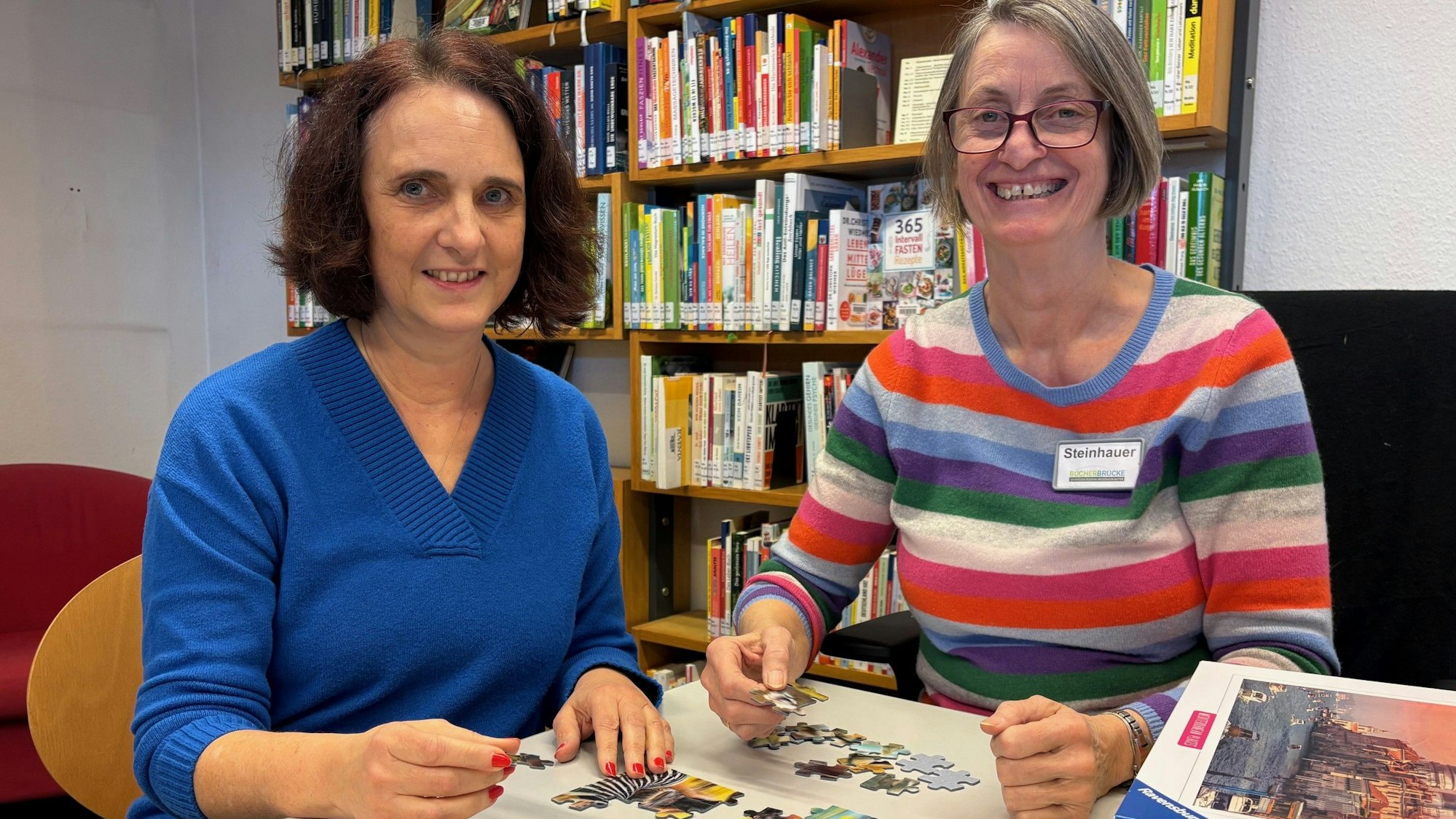 Steffi Hohenhaus (l.) und Franzis Steinhauer sind Puzzle-Fans.
