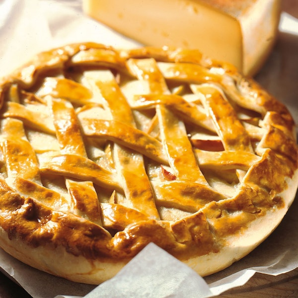 Der Walliser Gemüsekuchen wird vor dem Backen gitterartig mit Teigstreifen belegt und mit Eigelb bepinselt.