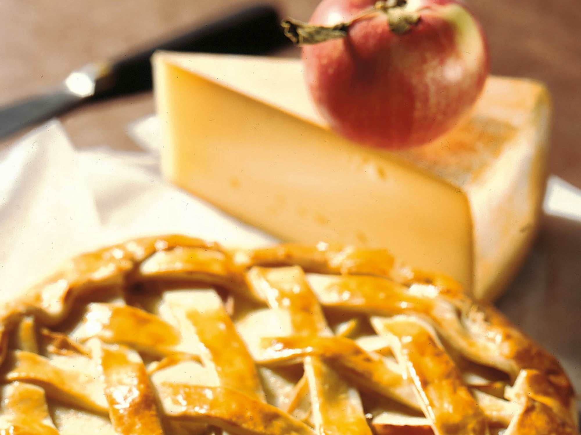 Der Walliser Gemüsekuchen wird vor dem Backen gitterartig mit Teigstreifen belegt und mit Eigelb bepinselt.