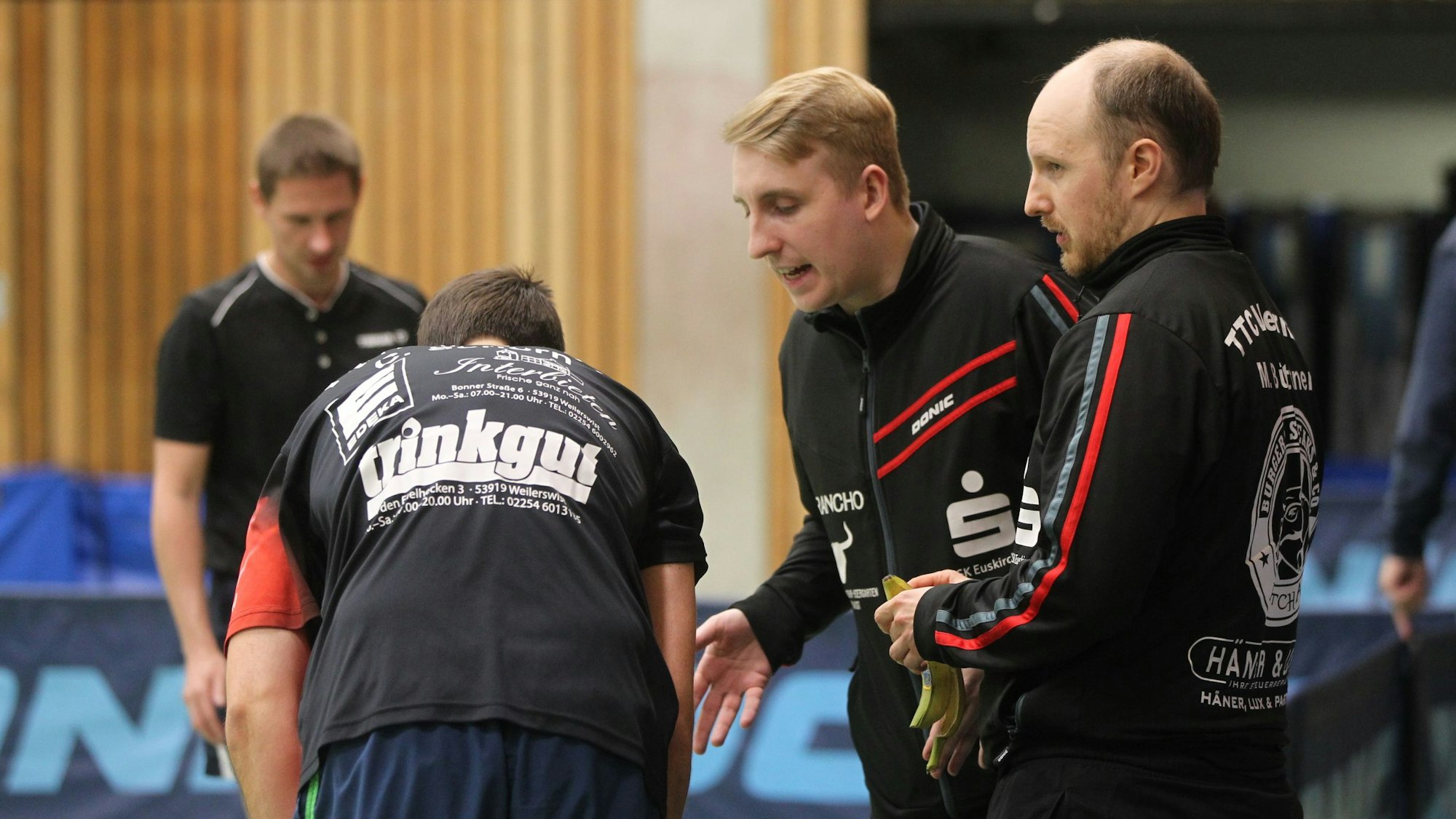 Vier Spieler des TTC Vernich im Gespräch.