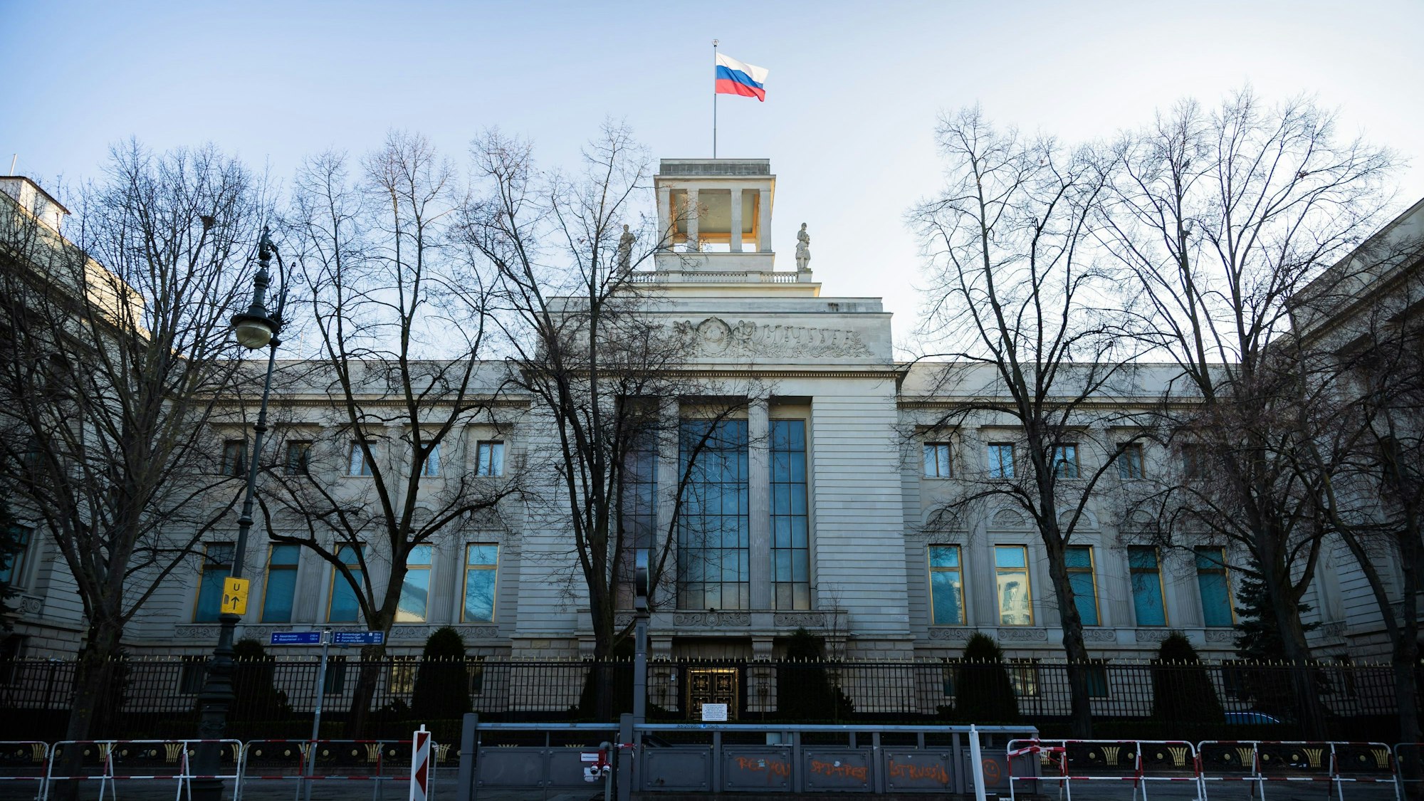 21.01.2026, Berlin: Die Botschaft der Russischen Föderation in Berlin. Eine Deutsch-Ukrainerin soll in Berlin für Moskau spioniert haben. Die Bundesanwaltschaft lässt sie festnehmen. Im Verdacht stehen in dem Fall auch zwei ehemalige Bundeswehr-Angehörige. Zudem werden zwei mutmaßliche Unterstützer prorussischer Gruppen in Brandenburg gefasst. (zu dpa: «Mutmaßliche Russland-Spionin in Berlin gefasst») Foto: Christoph Soeder/dpa +++ dpa-Bildfunk +++