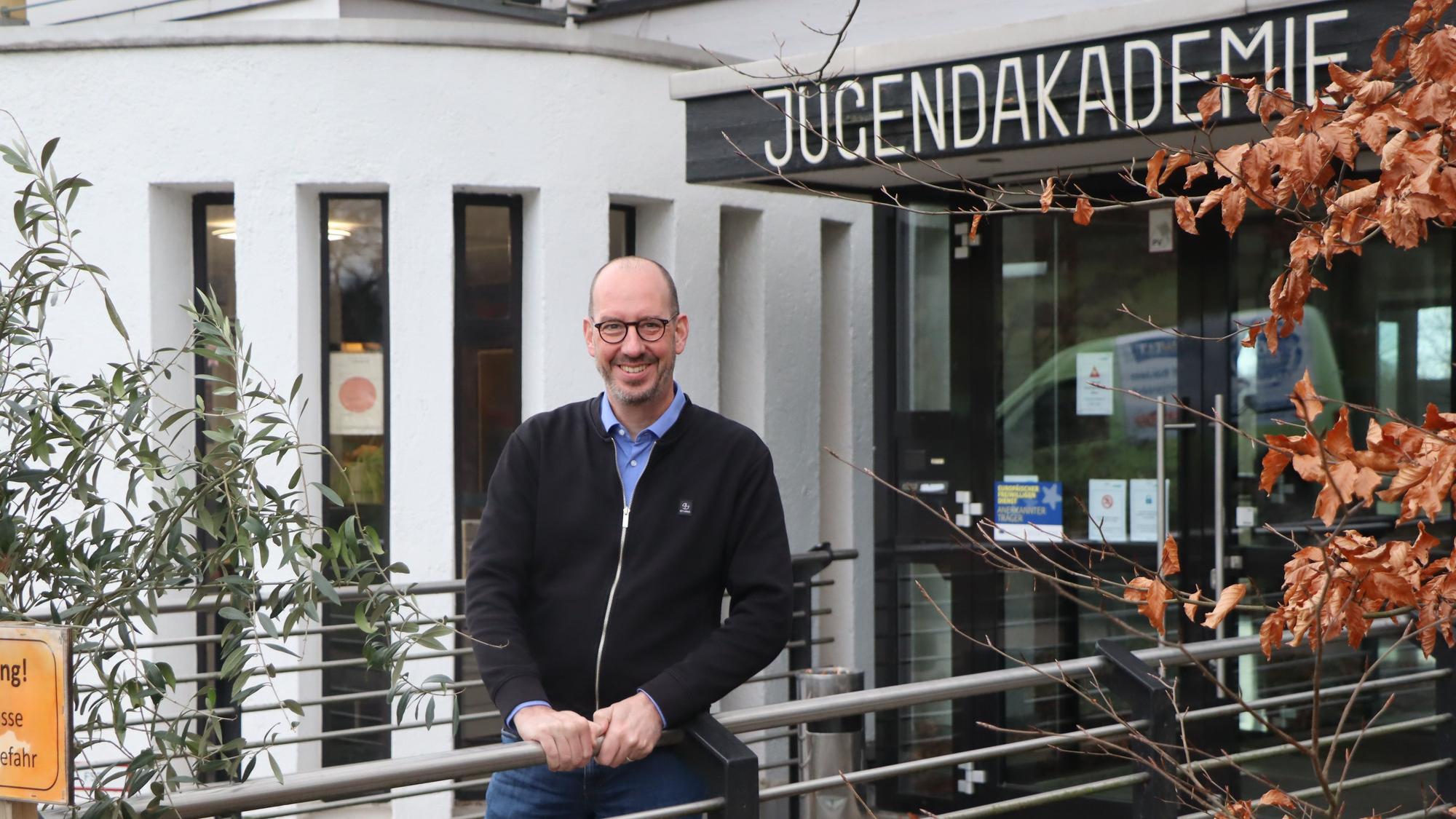 Geschäftsführer Rüdiger Sweere steht vor dem Eingang der Jugendakademie.