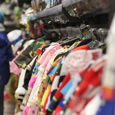 Eine Kleiderstange mit vielen Kostümen ist zu sehen.