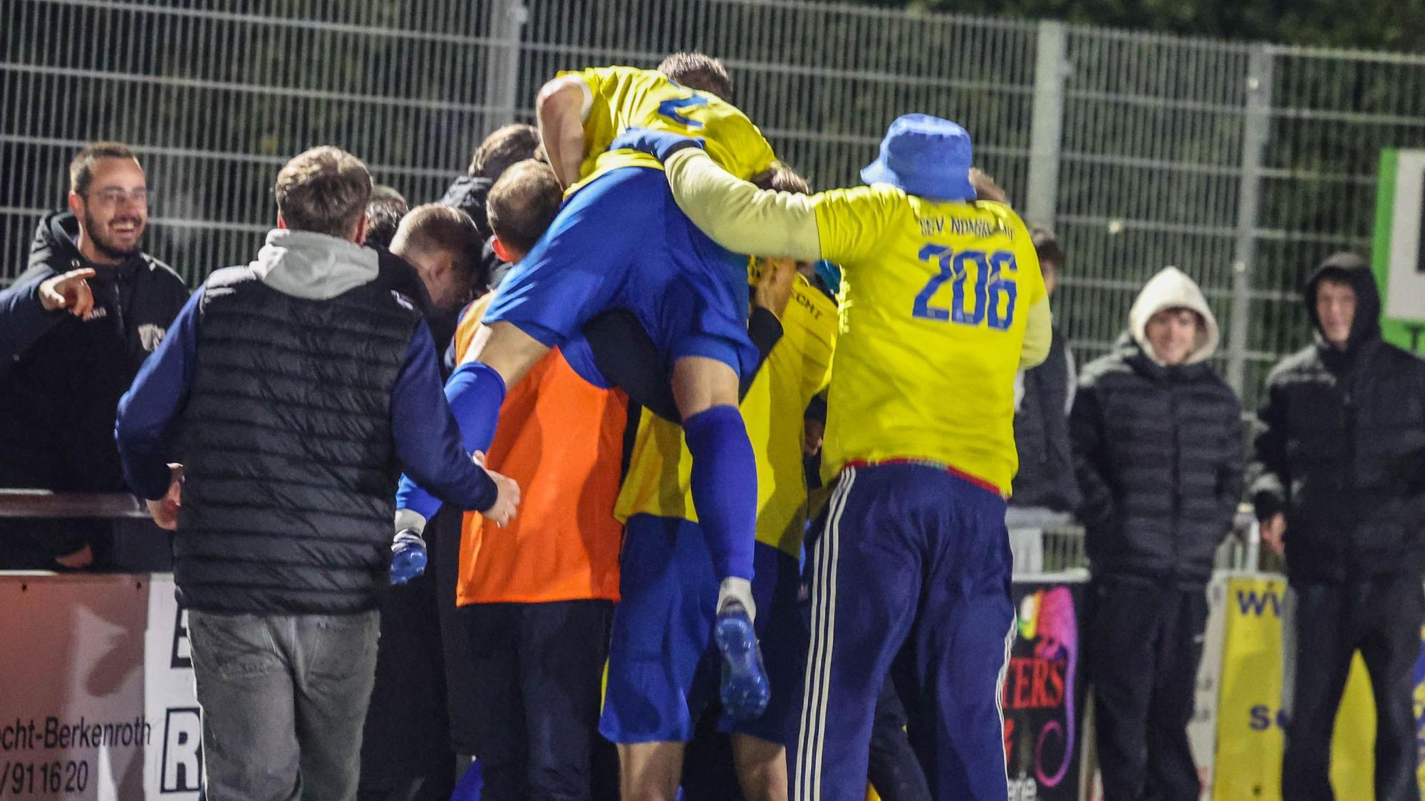 Zum Jubeln bilden die SSV-Fußballer eine Menschentraube.