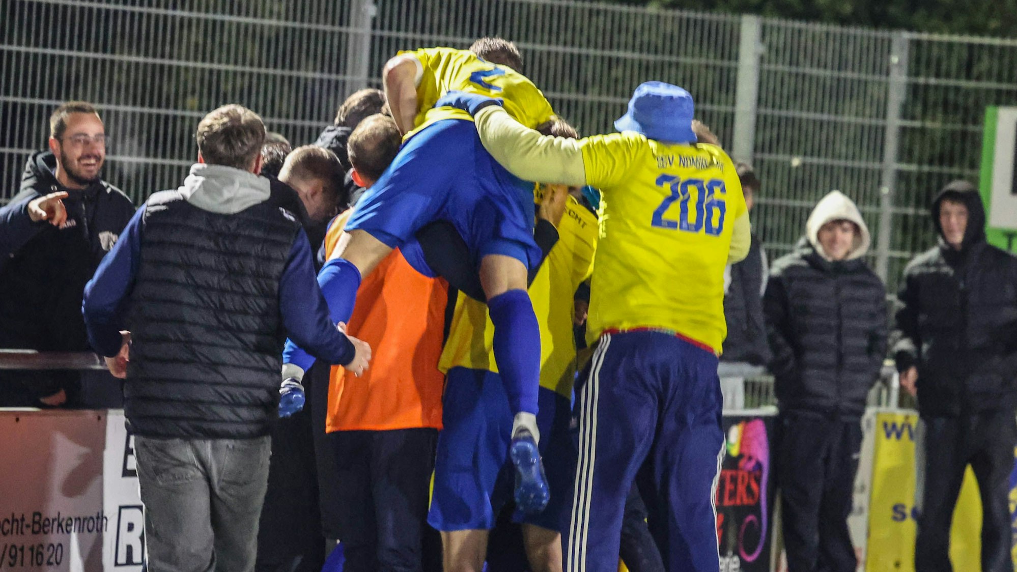 Zum Jubeln bilden die SSV-Fußballer eine Menschentraube.