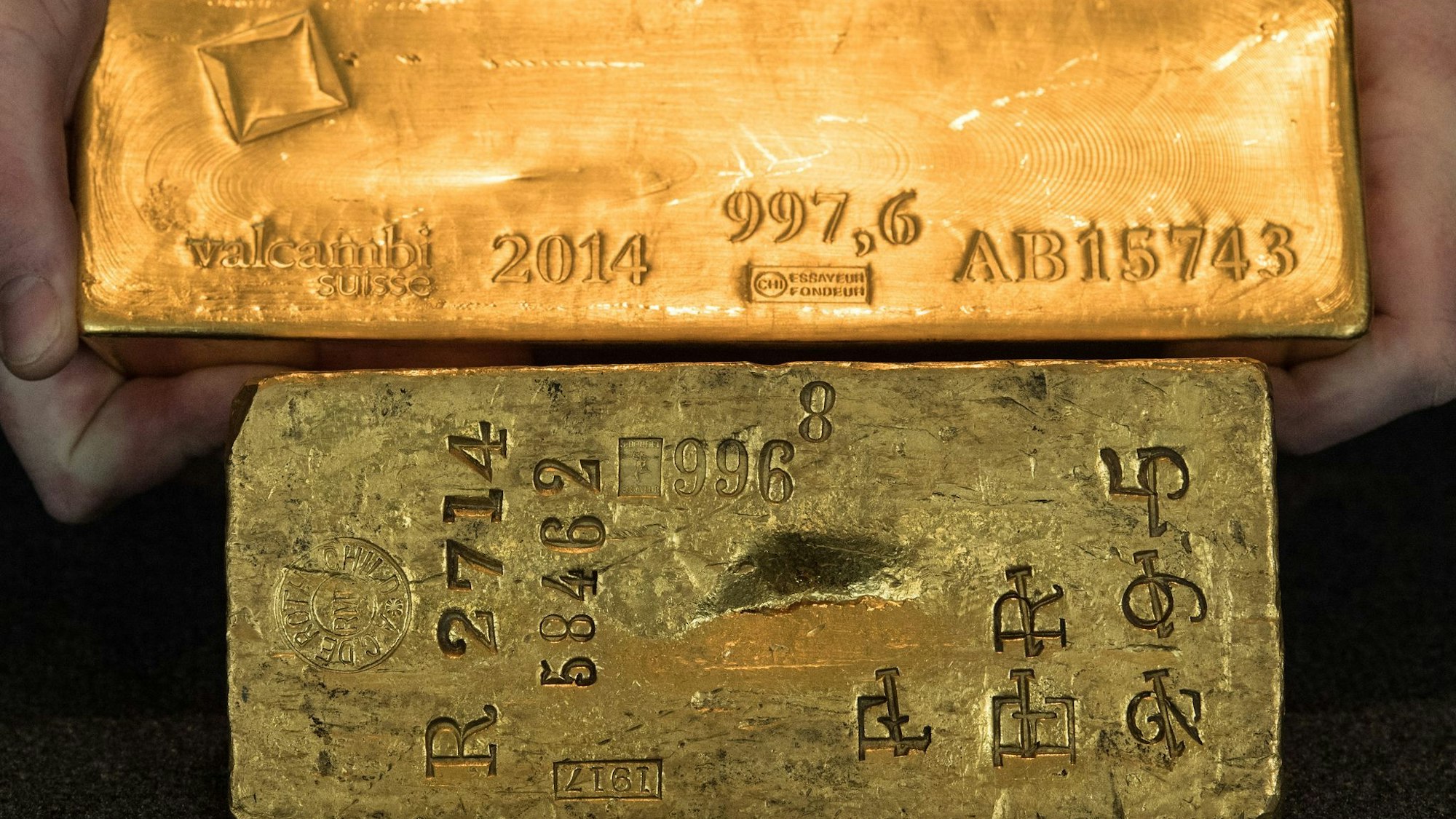 Die Bundesbank präsentiert Goldbarren, die sie aus dem Ausland in eigene Tresore nach Frankfurt geholt hat. (Archivbild)