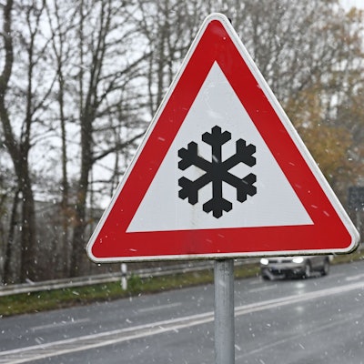 Ein Verkehrszeichen an einer Straße weist auf mögliche Glätte auf der Fahrbahn hin. (Symbolfoto)
