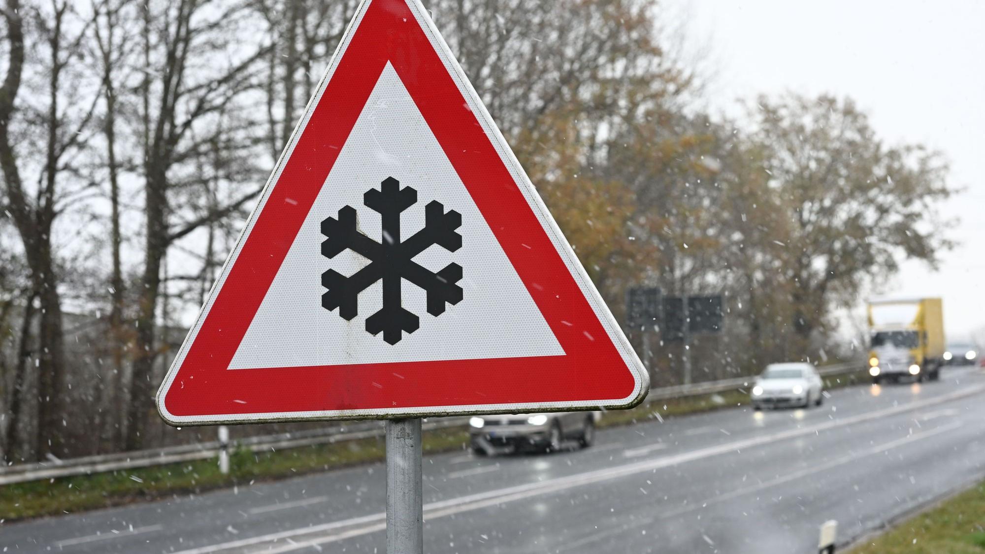 Ein Verkehrszeichen an einer Straße weist auf mögliche Glätte auf der Fahrbahn hin. (Symbolfoto)