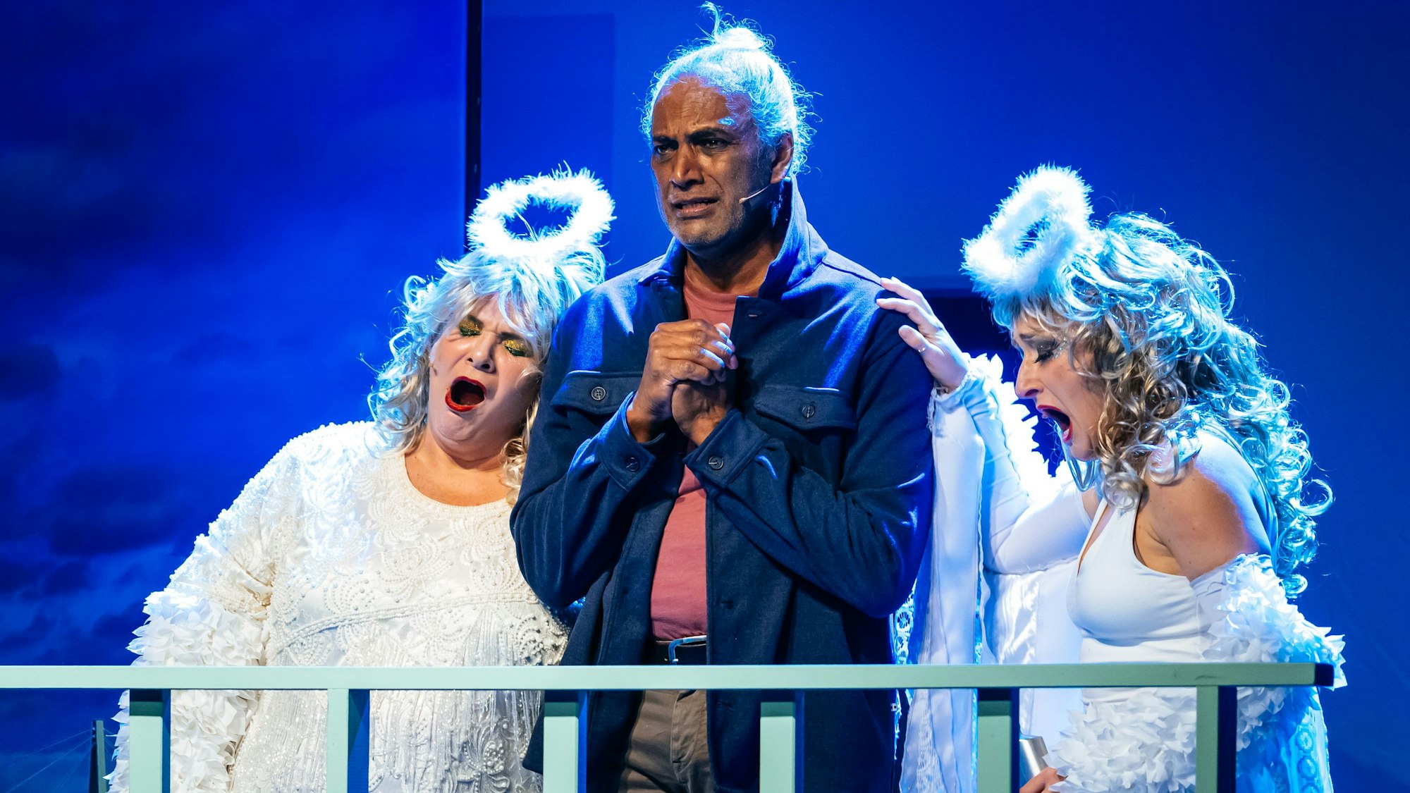 Zwei Schutzengel wetteifern um einen Lebensmüden.