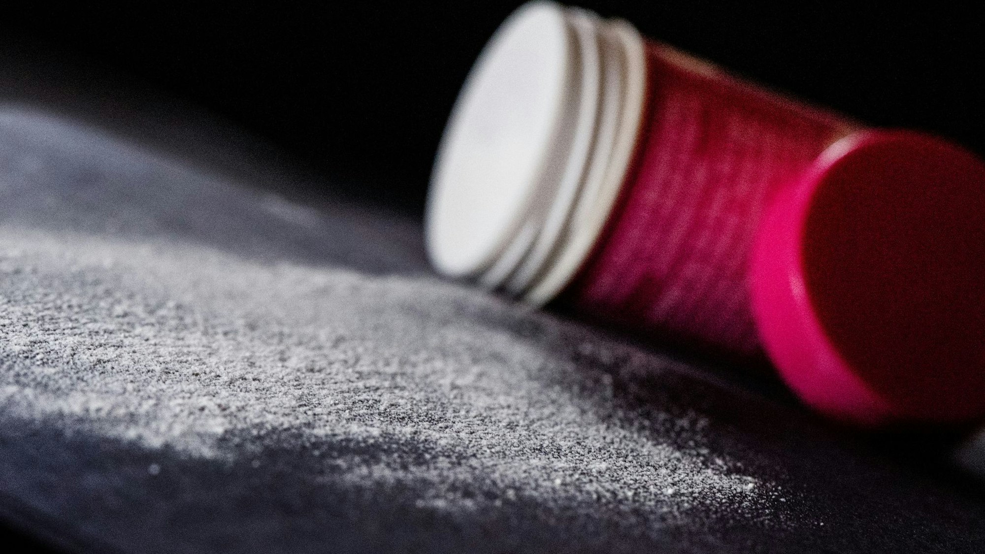 Wenn keine Zeit zum Haarewaschen bleibt: «Öko-Test» hat 26 Trockenshampoos untersucht.