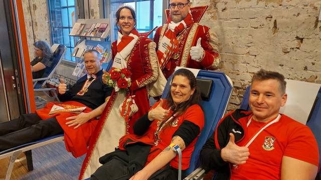 Närrische Blutspende 2026 Windeck
Das Windecker Prinzenpaar Carina und Thomas Becher passt auf, dass die Spender der KG Herchen Kai Kluge (li.) und Sandra und Thomas Ley nicht schlapp machen, denn die Herchener haben noch viel vor.