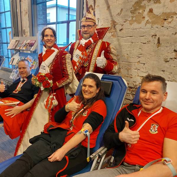 Närrische Blutspende 2026 Windeck
Das Windecker Prinzenpaar Carina und Thomas Becher passt auf, dass die Spender der KG Herchen Kai Kluge (li.) und Sandra und Thomas Ley nicht schlapp machen, denn die Herchener haben noch viel vor.