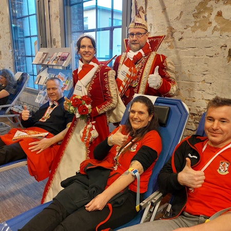 Närrische Blutspende 2026 Windeck
Das Windecker Prinzenpaar Carina und Thomas Becher passt auf, dass die Spender der KG Herchen Kai Kluge (li.) und Sandra und Thomas Ley nicht schlapp machen, denn die Herchener haben noch viel vor.