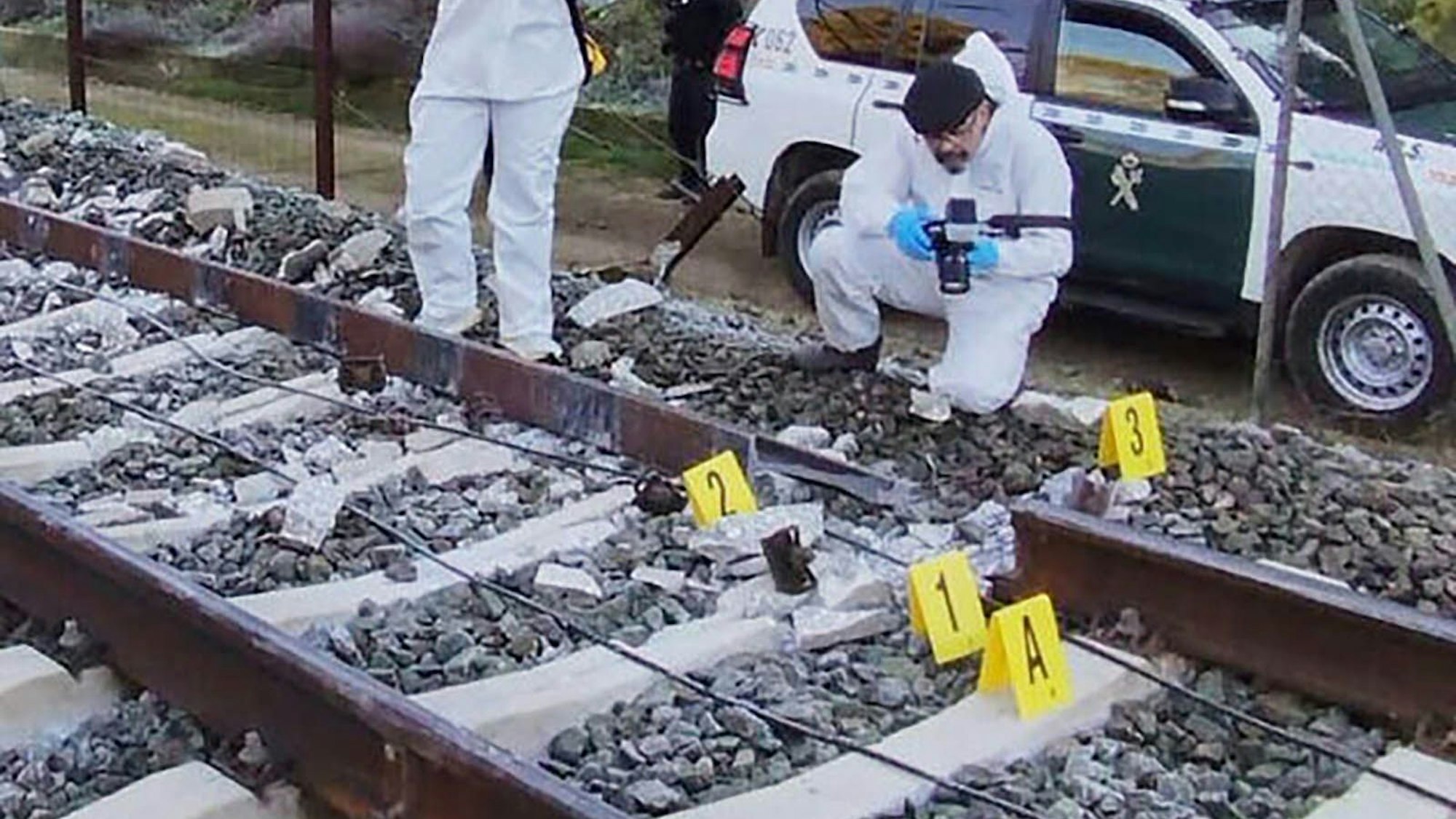 20.01.2026, Spanien, Adamuz: In dieser Aufnahme aus einem von der Guardia Civil zur Verfügung gestellten Video sammeln Beamte nach einem Zusammenstoß mit einem Hochgeschwindigkeitszug Beweise neben einem gebrochenen Gleis. 45 Menschen kamen am Abend des 18.01.2026 bei der Entgleisung von zwei entgegen fahrenden Hochgeschwindigkeitszügen bei Adamuz in der andalusischen Provinz Córdoba ums Leben.