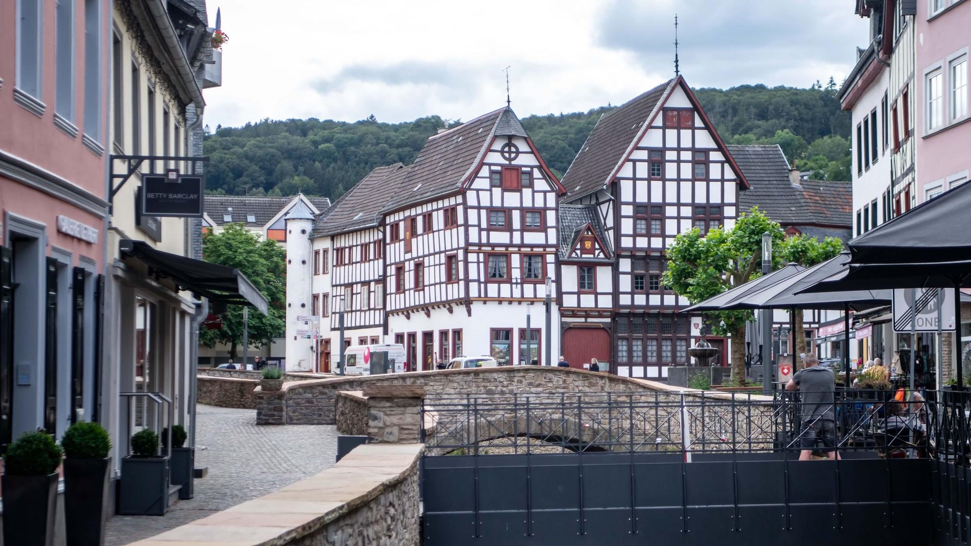 Die Werther Straße in Bad Münstereifel wurde nach der Flutkatastrophe 2021 wieder aufgebaut.