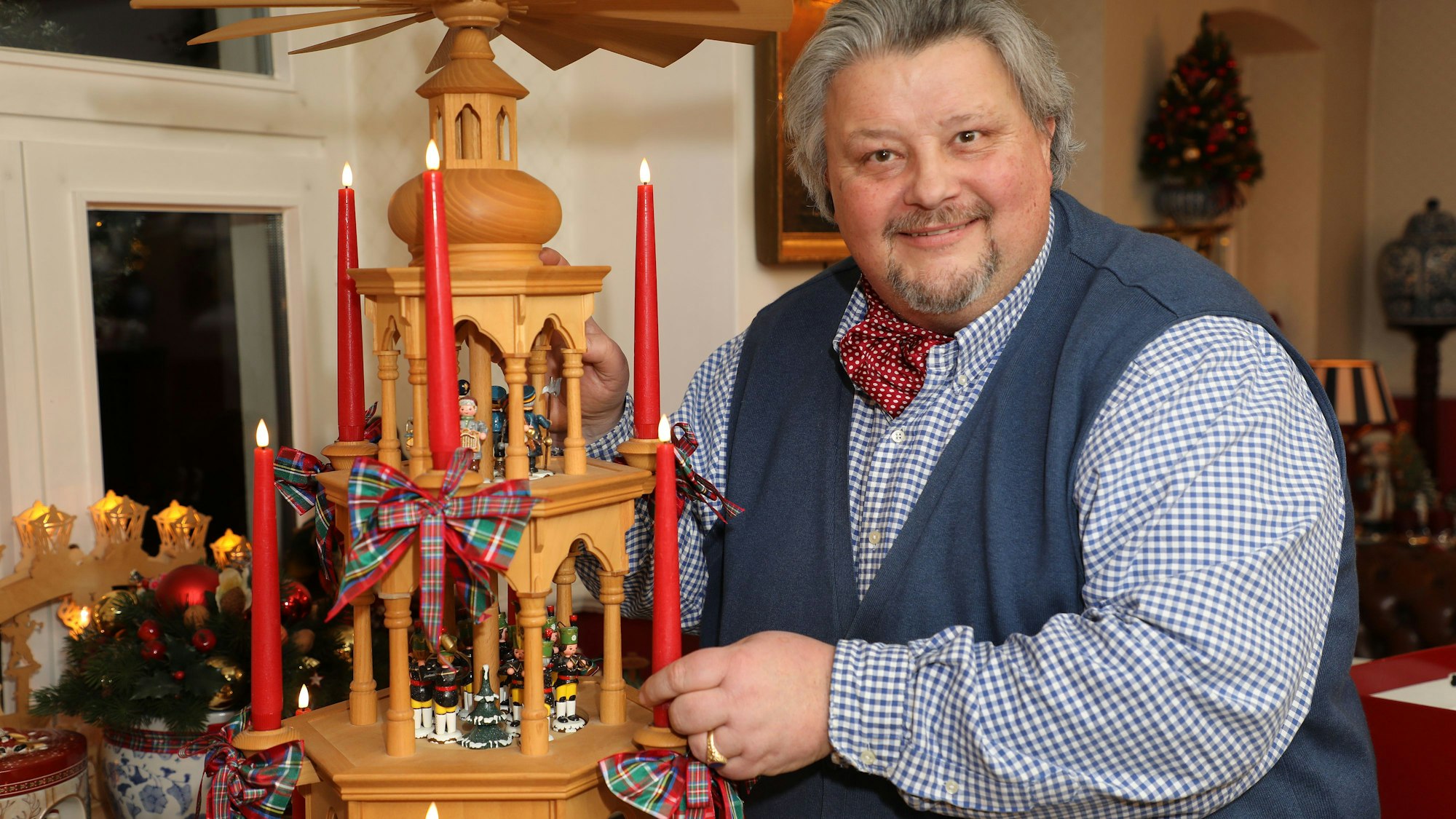 „Klimpermännche“ Thomas Cüpper spendete sein Honorar für Weihnachtsglossen an die Rundschau-Altenhilfe.