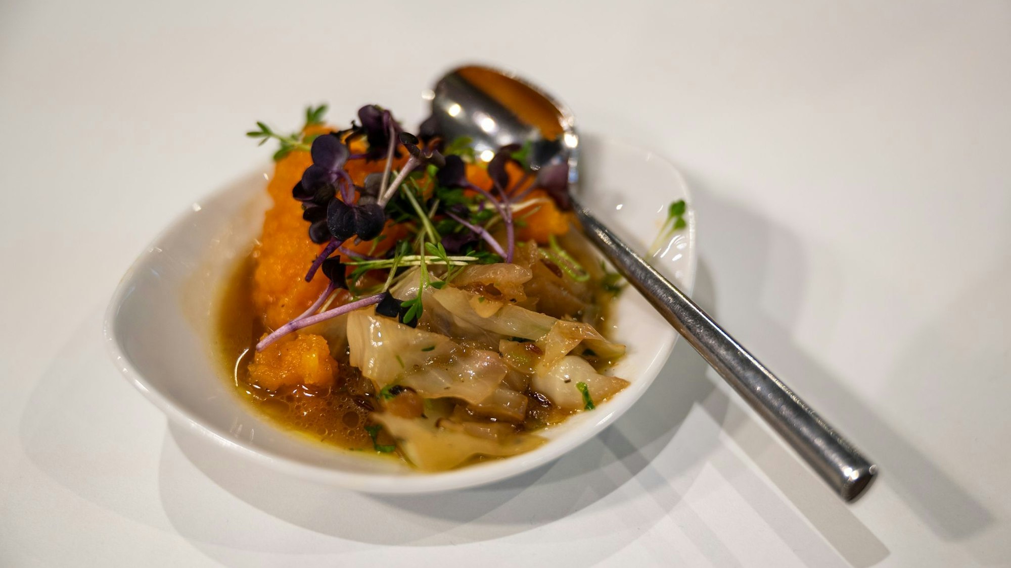 Wenn die Konsistenz des Schmorkohl schön «schlotzig» ist, schmeckt er am besten.