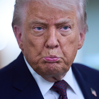 US-Präsident Donald Trump spricht mit Reportern an Bord der Air Force One, nachdem er das Weltwirtschaftsforum in Davos in Richtung Washington verlassen hat. (Archivbild)