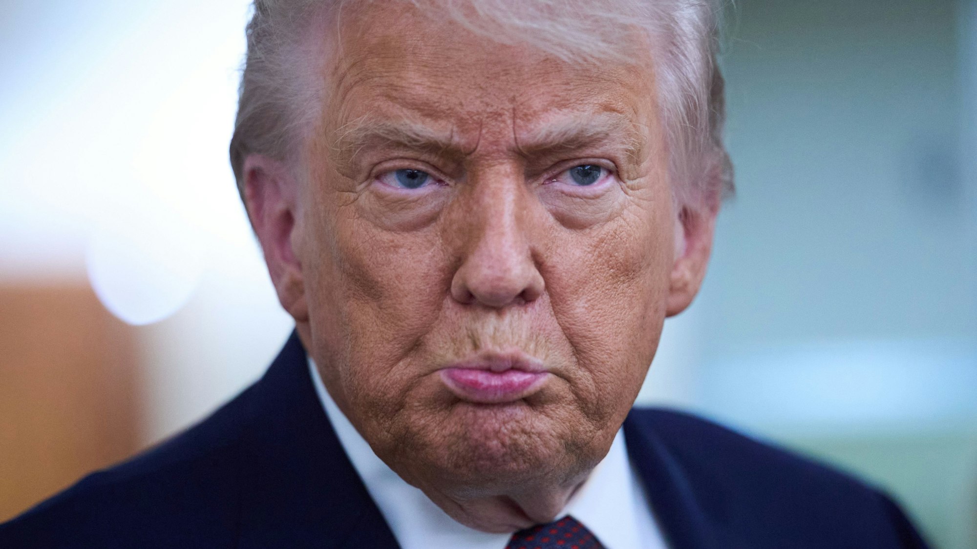 US-Präsident Donald Trump spricht mit Reportern an Bord der Air Force One, nachdem er das Weltwirtschaftsforum in Davos in Richtung Washington verlassen hat. (Archivbild)