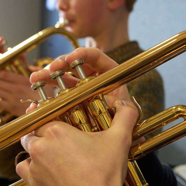 Zwei Jungen spielen im Unterricht einer Musikschule Trompete.