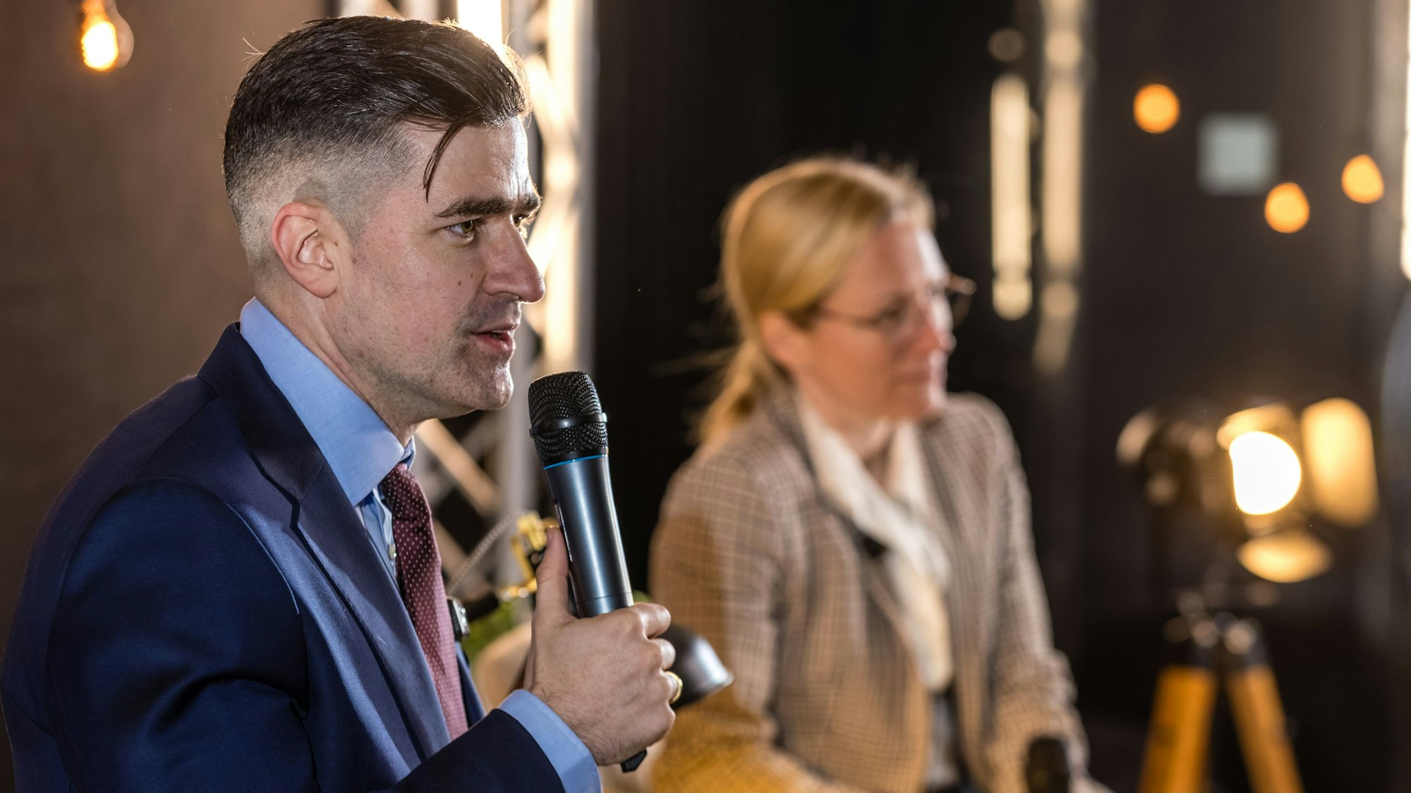 Martin Sellner und Lena Kotré sprechen bei einer Pressekonferenz vor ihrem Vortrag über „Remigration“.