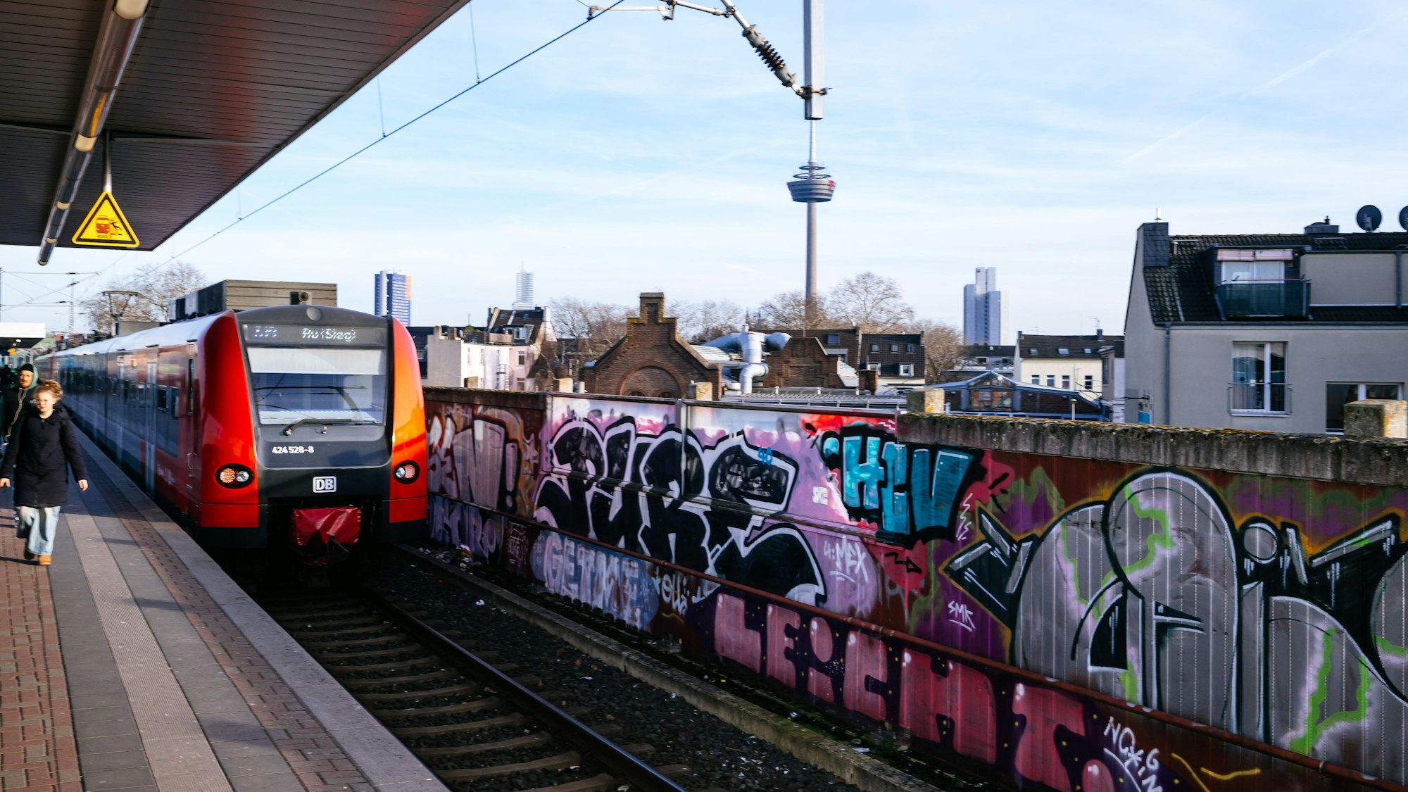 Schön ist anders: Der Ehrenfelder Bahnhof ist voller Graffiti.