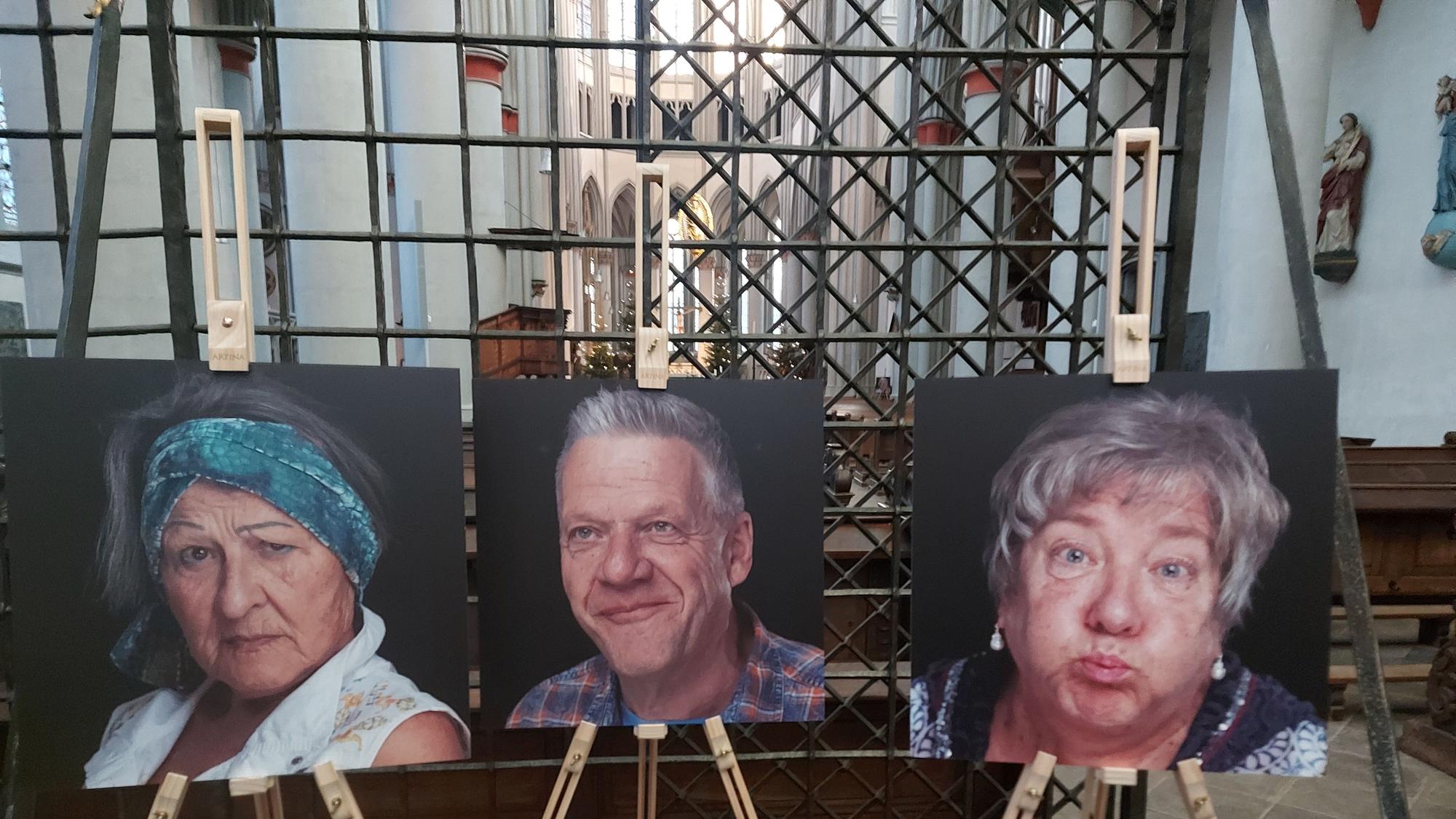Fotoportraits von zwei älteren Frauen und einem Mann, dahinter ein Gitter und ein gotischer Kirchenraum.