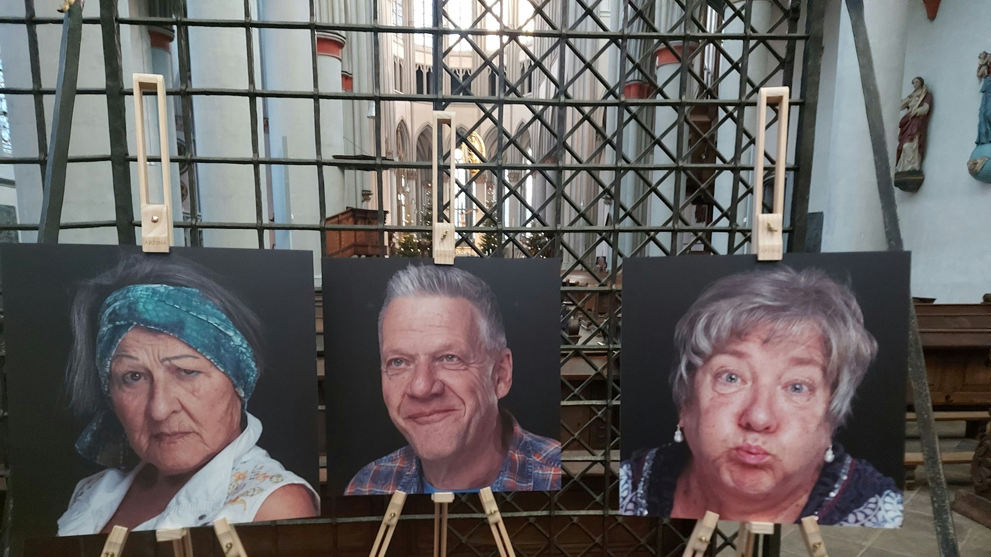Fotoportraits von zwei älteren Frauen und einem Mann, dahinter ein Gitter und ein gotischer Kirchenraum.