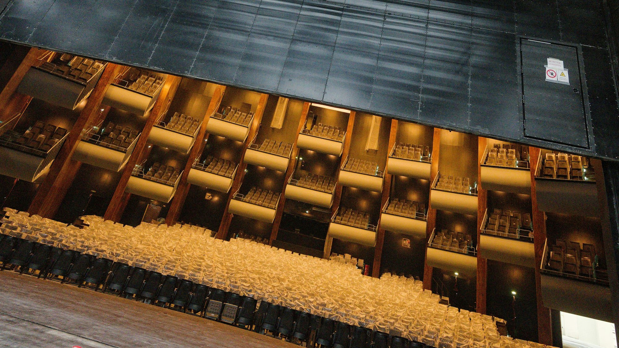 Der Eiserne Vorhang der Oper am Offenbachplatz.