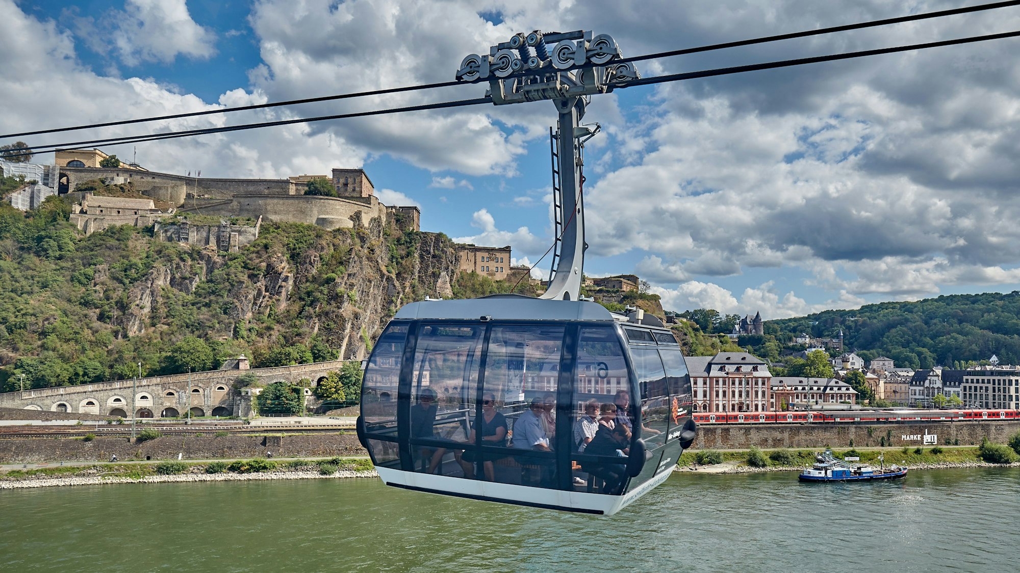 Die Seilbahn überquert den Rhein zur Festung Ehrenbreitstein und überwindet dabei eine Höhendifferenz von 112 Metern.