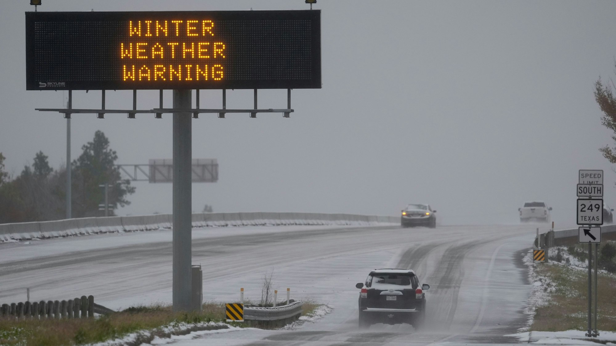 ARCHIV - 21.01.2025, USA, Houston: Autos fahren auf einer schneebedeckten Autobahn in Houston. (zu dpa: «Millionen Amerikaner wappnen sich für großen Wintersturm») Foto: David J. Phillip/AP/dpa +++ dpa-Bildfunk +++