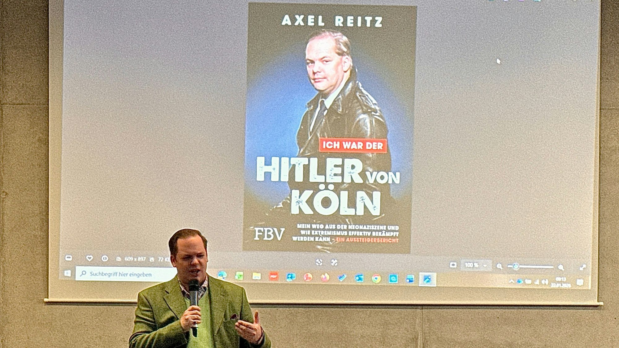 Das Foto zeigt Axel Reitz beim Vortrag in der Aula der Berufsschule in Wipperfürth.