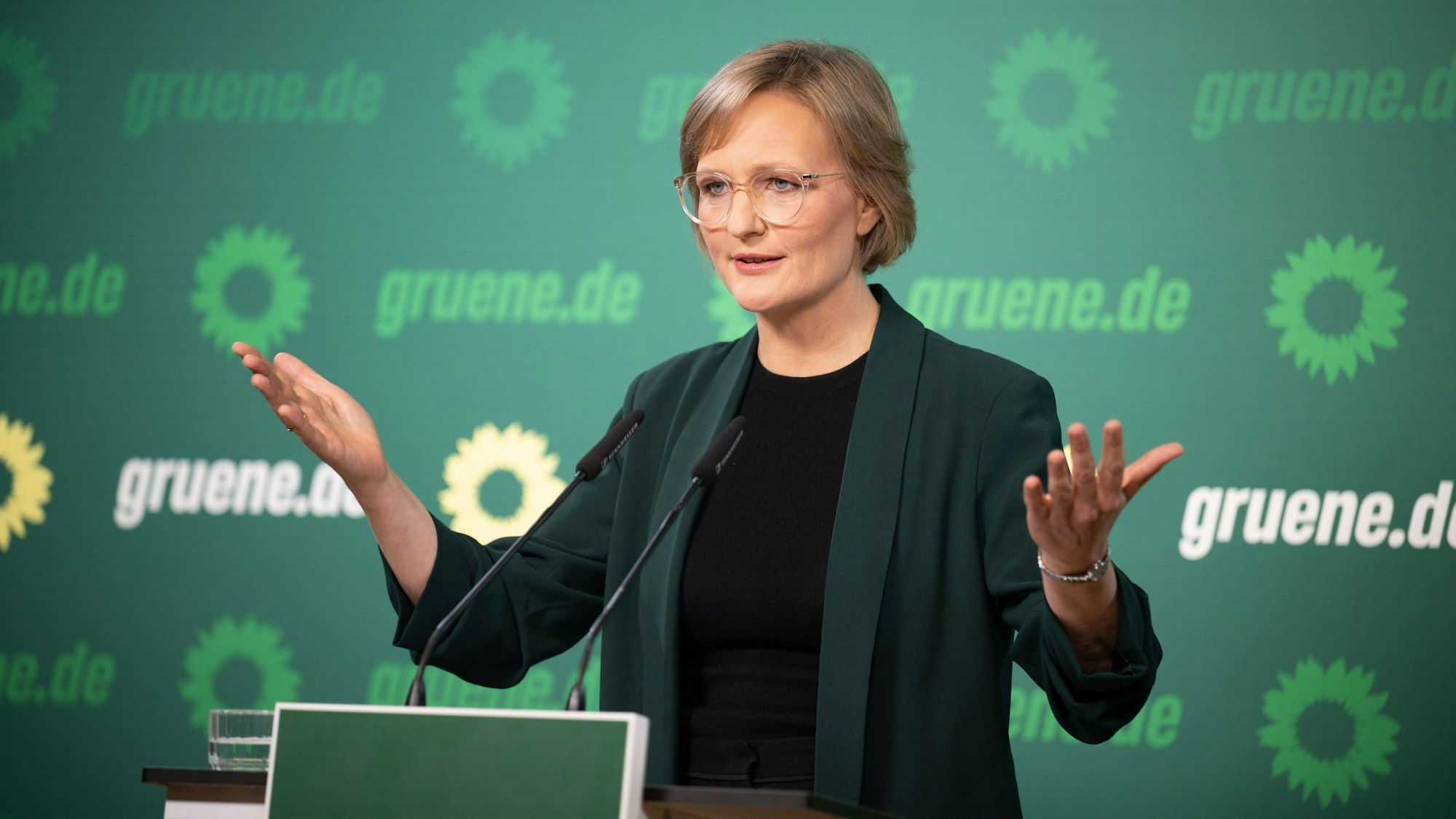 Franziska Brantner, Bundesvorsitzende von Bündnis 90/Die Grünen, spricht bei einer Pressekonferenz. (Archivbild) Foto:Alicia Windzio/dpa