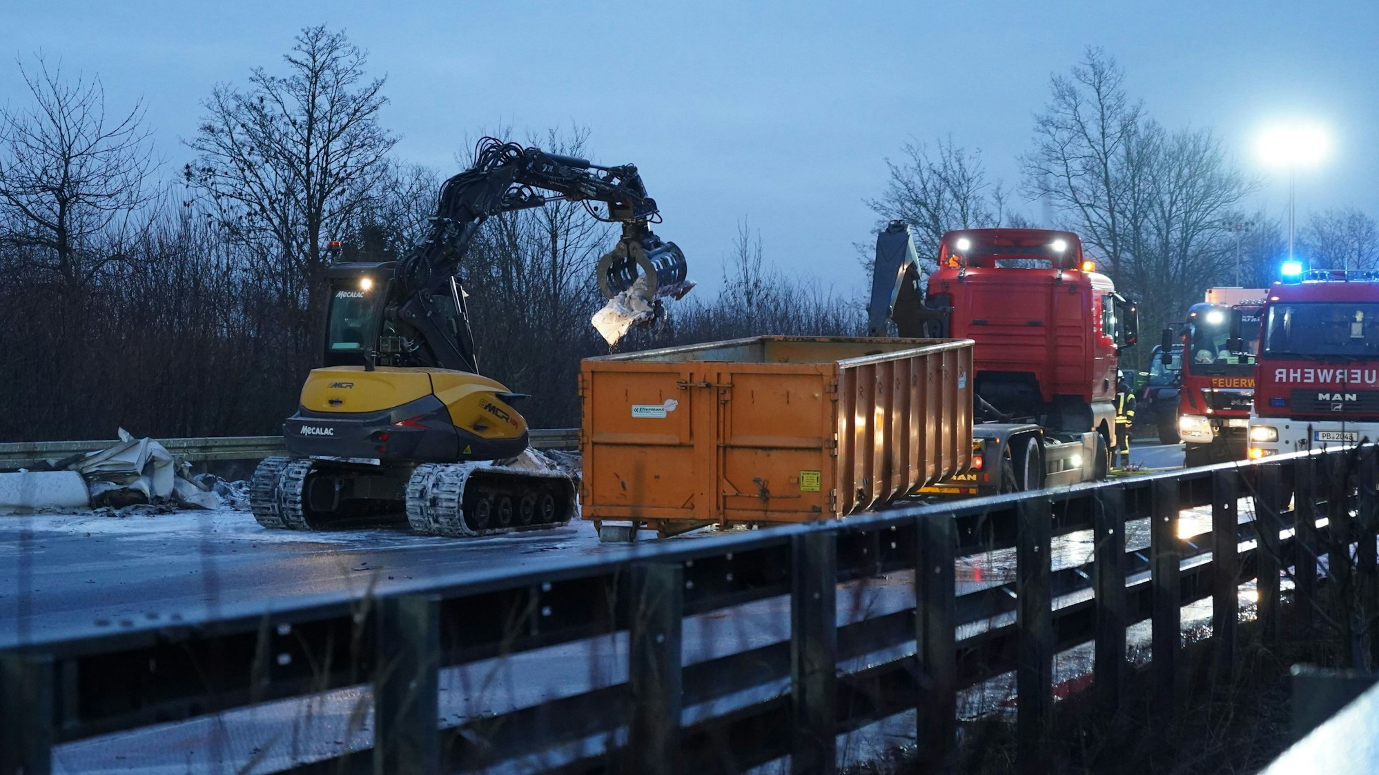 Mit schwerem Gerät werden Trümmerteile auf der A44 beseitigt.