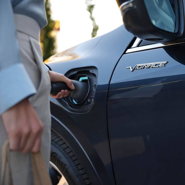 Ein Kuga Plug-in-Hybrid wird aufgeladen.
