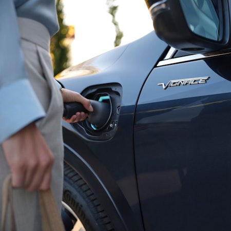 Ein Kuga Plug-in-Hybrid wird aufgeladen.