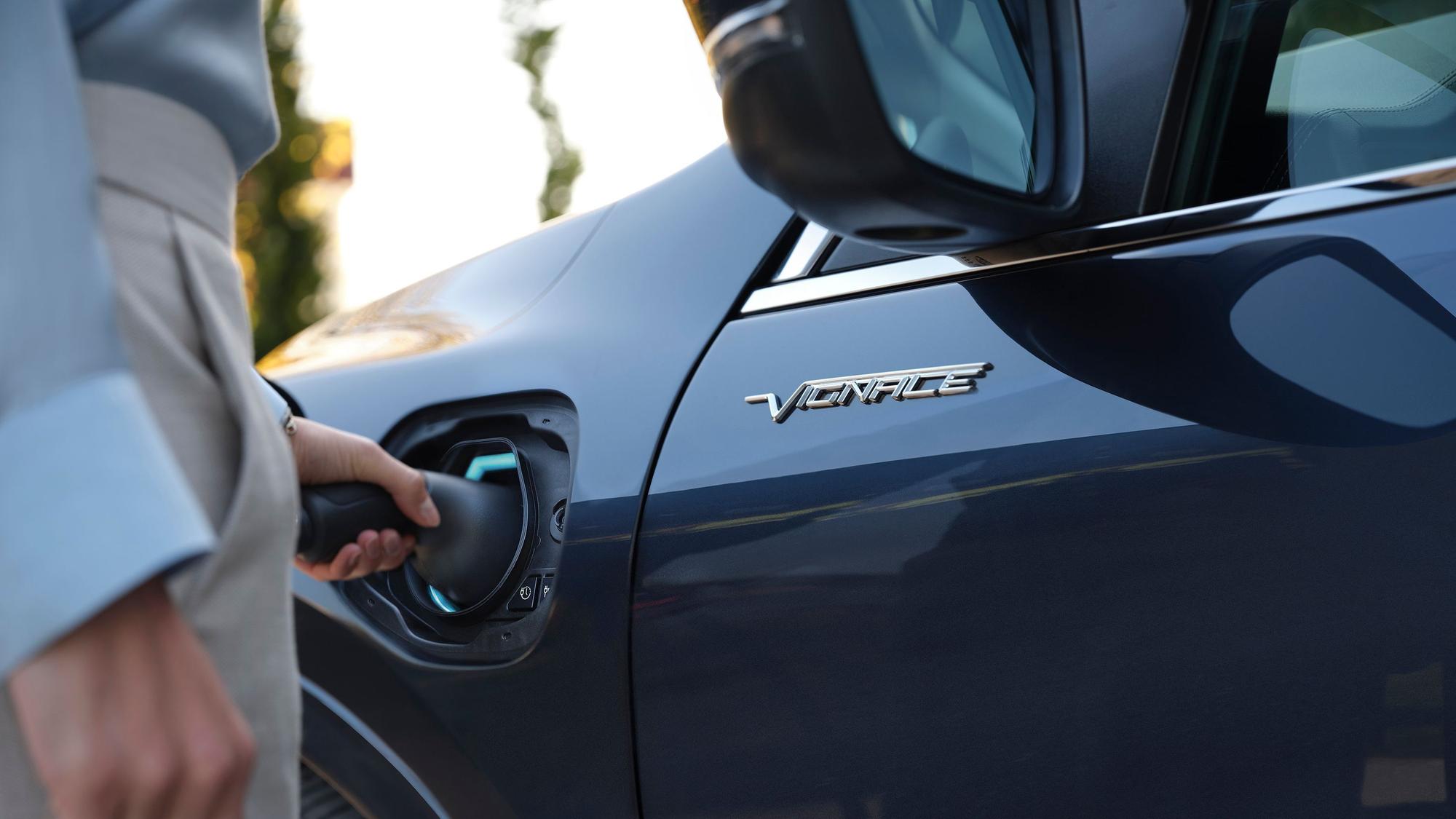Ein Kuga Plug-in-Hybrid wird aufgeladen.