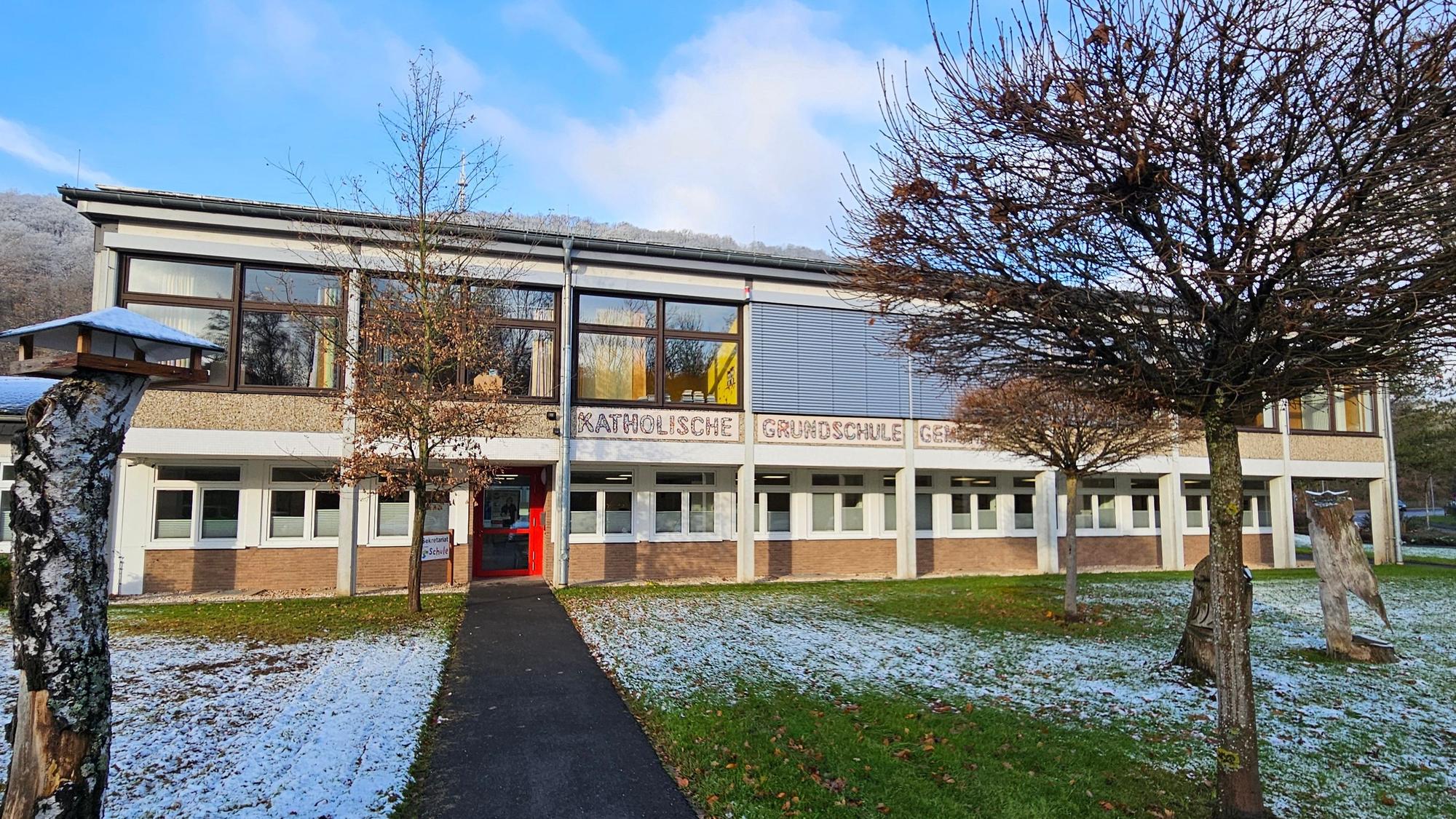 Blick auf das Gebäude der Gemünder Grundschule