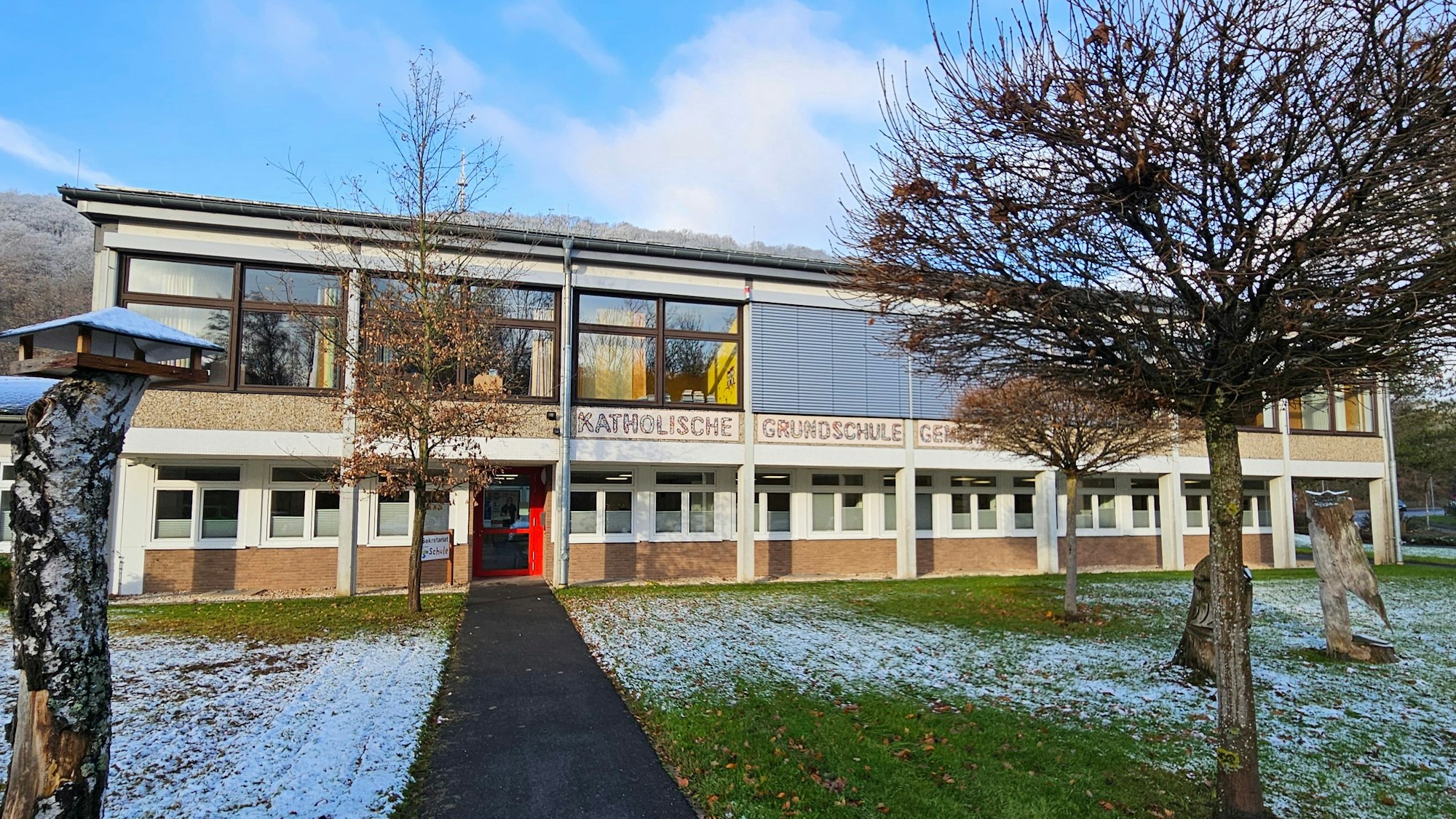 Blick auf das Gebäude der Gemünder Grundschule