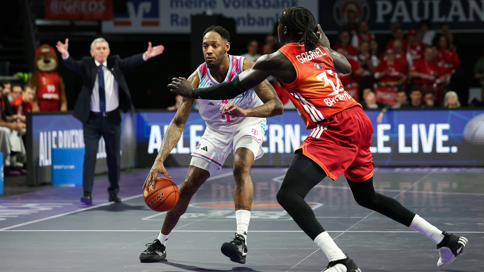 Jeff Garrett Jr. von den Telekom Baskets Bonn im Duell gegen Wenyen Gabriel vom FC Bayern.