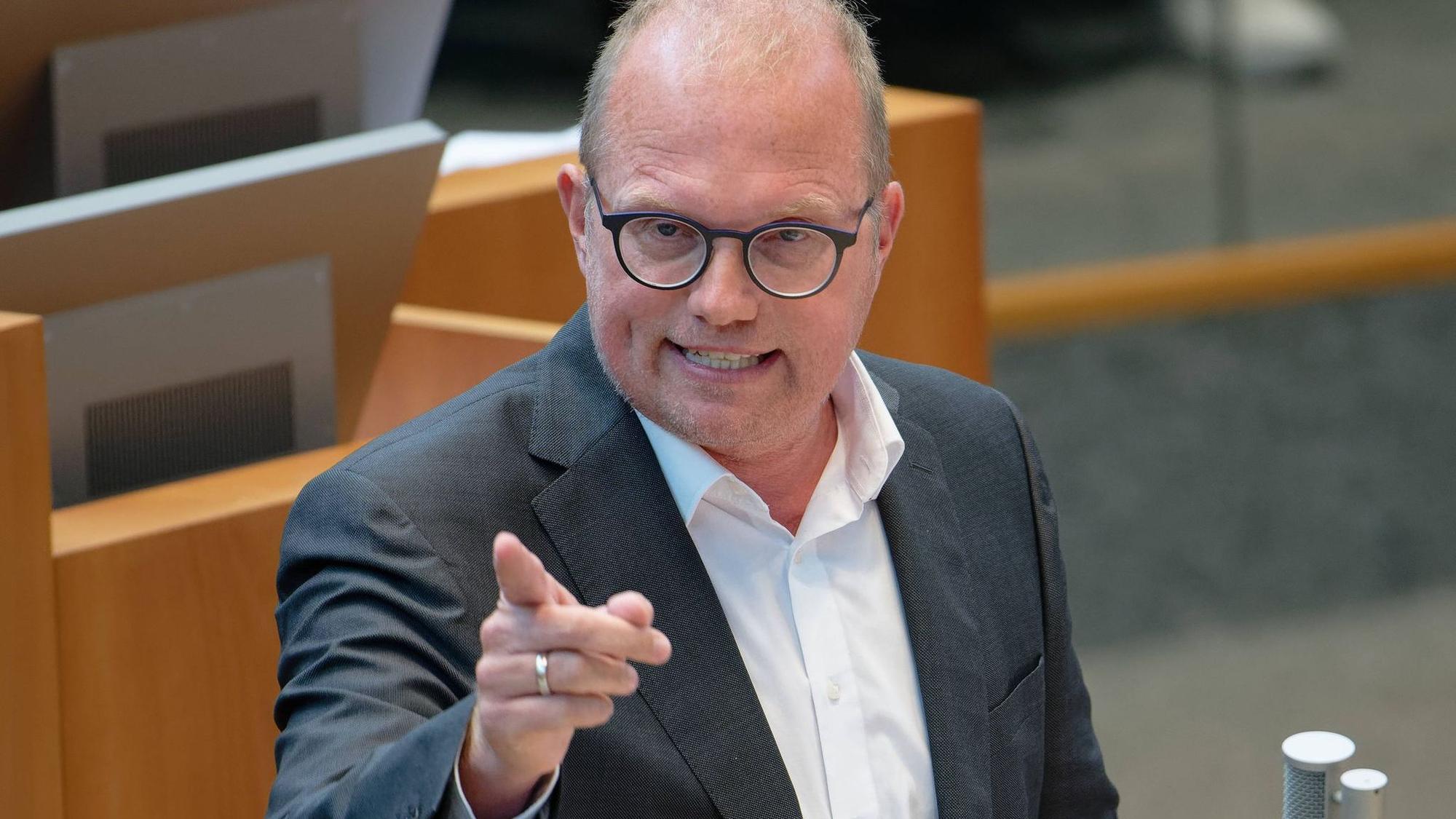 SPD-Landtagsfraktionschef Jochen Ott überzieht die schwarz-grüne Landesregierung in NRW immer wieder mit scharfer Kritik. (Archivbild)
