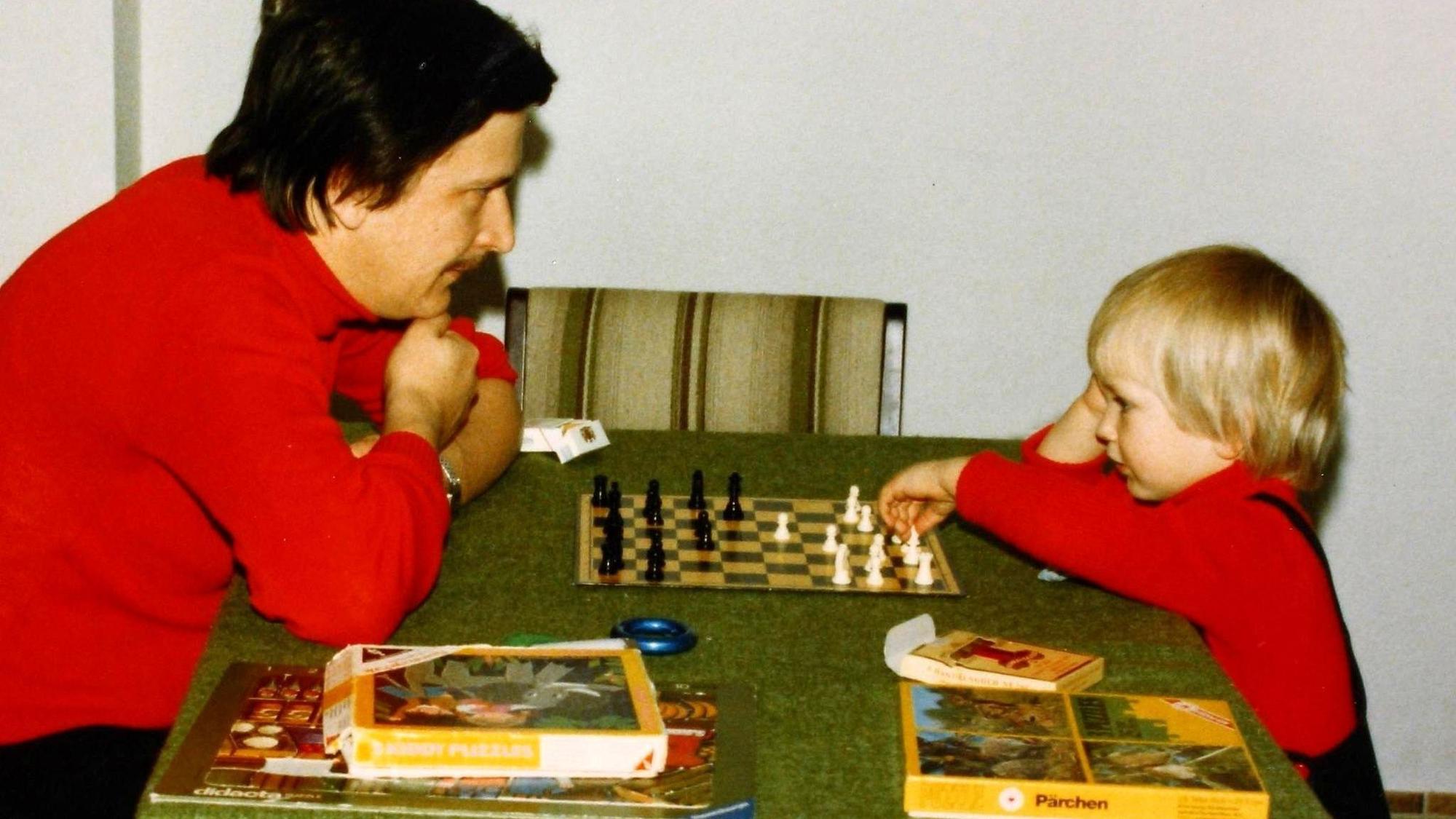 Das Bild zeigt Vater und Sohn bei der Schachpartie.