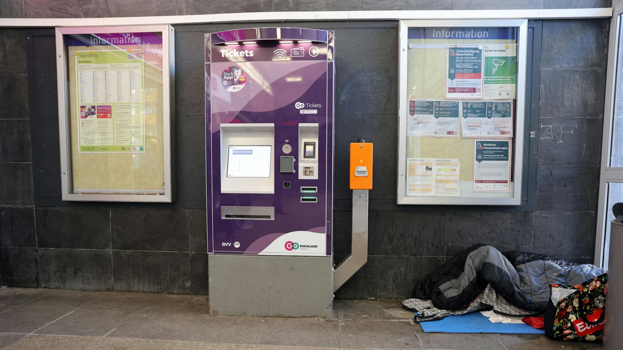 Zu sehen ist ein obdachloser Mensch im Schlafsack.