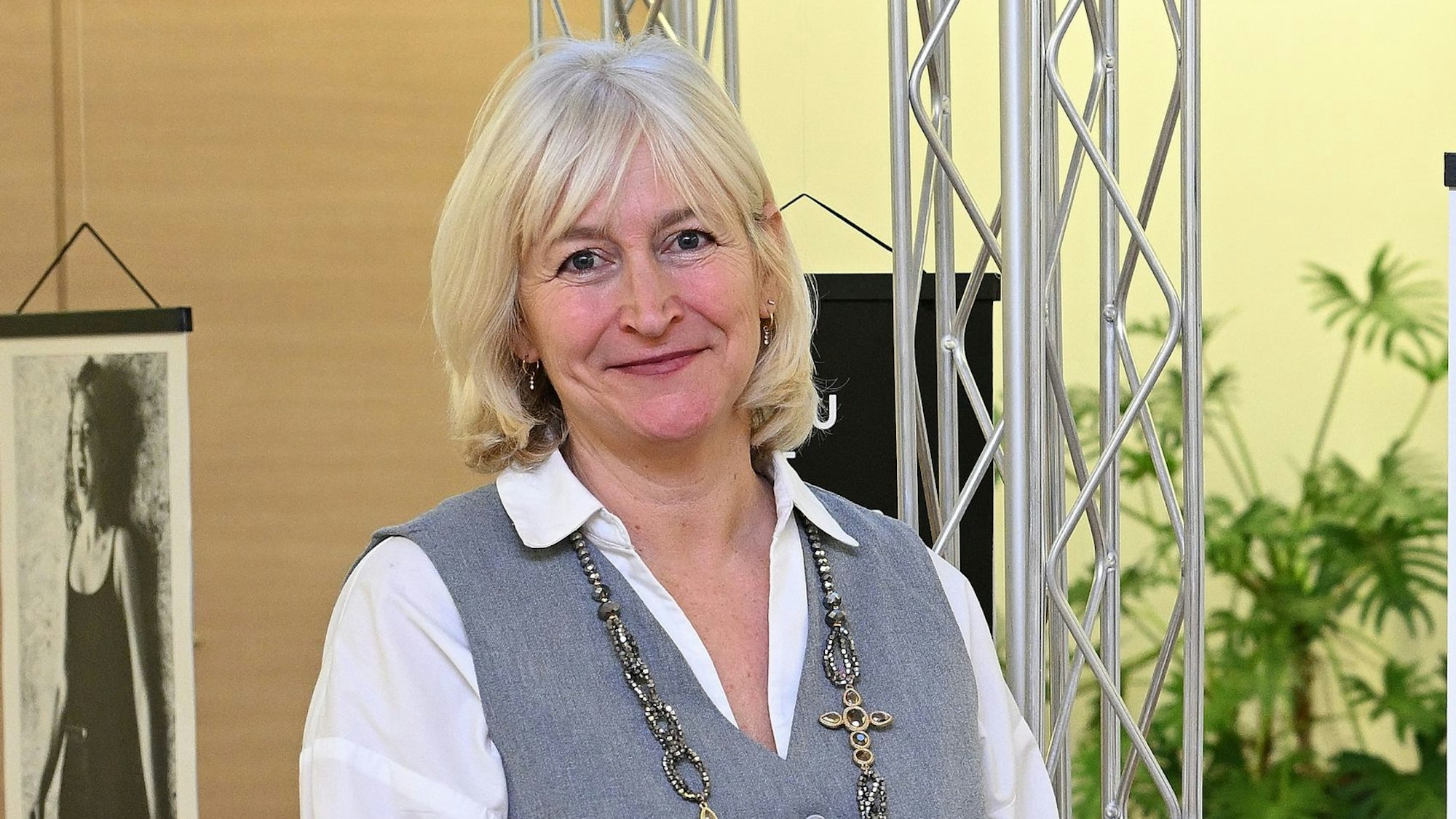 Anja Möldgen, die Gleichstellungsbeauftragte des Kreises, hat blonde, schulterlange Haare und trägt eine weiße Bluse mit grauer Weste.