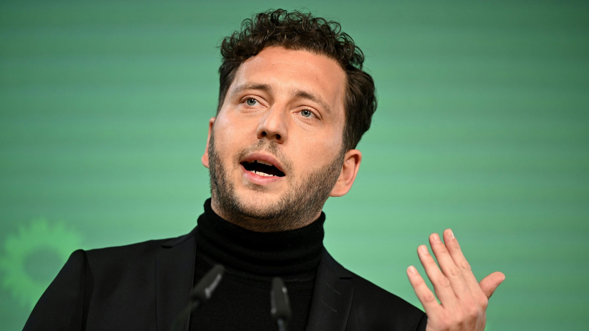 Das Bild zeigt Felix Banaszak, Bundesvorsitzender von Bündnis 90/Die Grünen, bei einer Pressekonferenz Anfang januar 2026 (Archiv). Foto: Lilli Förter/dpa
