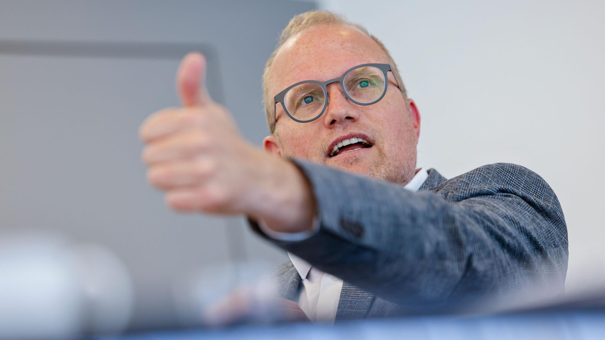 06.05.2025
Köln, NRW
Jochen Ott (SPD, Abgeordneter Landtag NRW und Vorsitzender der SPD-Landtagsfraktion) beim Interview mit der Kölnischen Rundschau.
+++ NO MODEL RELEASE +++
+++ No Property Release +++
Ab dem Zeitpunkt der ordnungsgemäßen Lieferung des Bildmaterials durch den Urheber ist der Bildnutzer für dessen sachgemäße Verwendung verantwortlich. Der Bildnutzer trägt die Verantwortung für die Betextung sowie die sich aus der konkreten Veröffentlichung ergebenden Sinnzusammenhänge. © Thomas Banneyer
