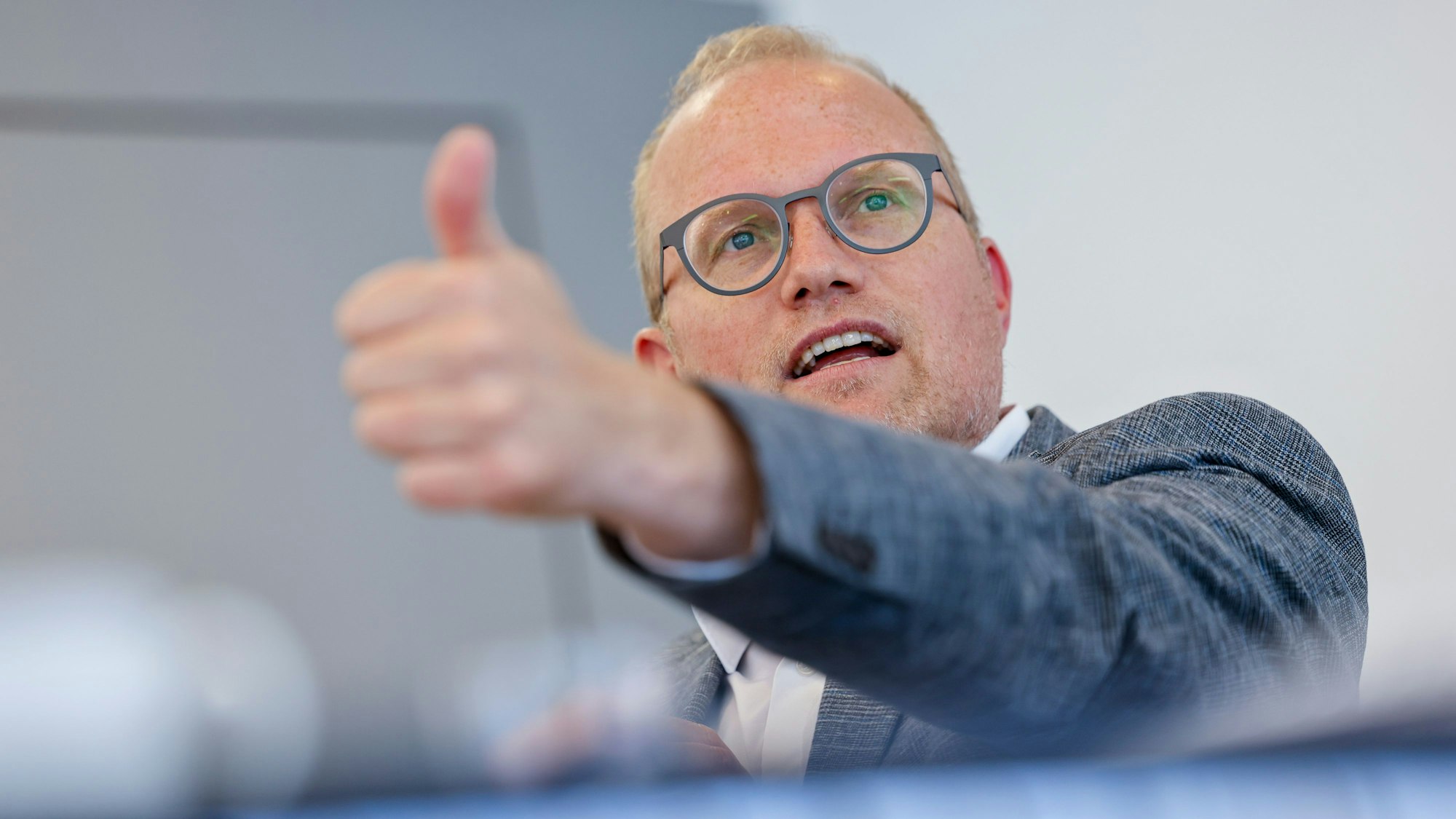 06.05.2025
Köln, NRW
Jochen Ott (SPD, Abgeordneter Landtag NRW und Vorsitzender der SPD-Landtagsfraktion) beim Interview mit der Kölnischen Rundschau.
+++ NO MODEL RELEASE +++
+++ No Property Release +++
Ab dem Zeitpunkt der ordnungsgemäßen Lieferung des Bildmaterials durch den Urheber ist der Bildnutzer für dessen sachgemäße Verwendung verantwortlich. Der Bildnutzer trägt die Verantwortung für die Betextung sowie die sich aus der konkreten Veröffentlichung ergebenden Sinnzusammenhänge. © Thomas Banneyer