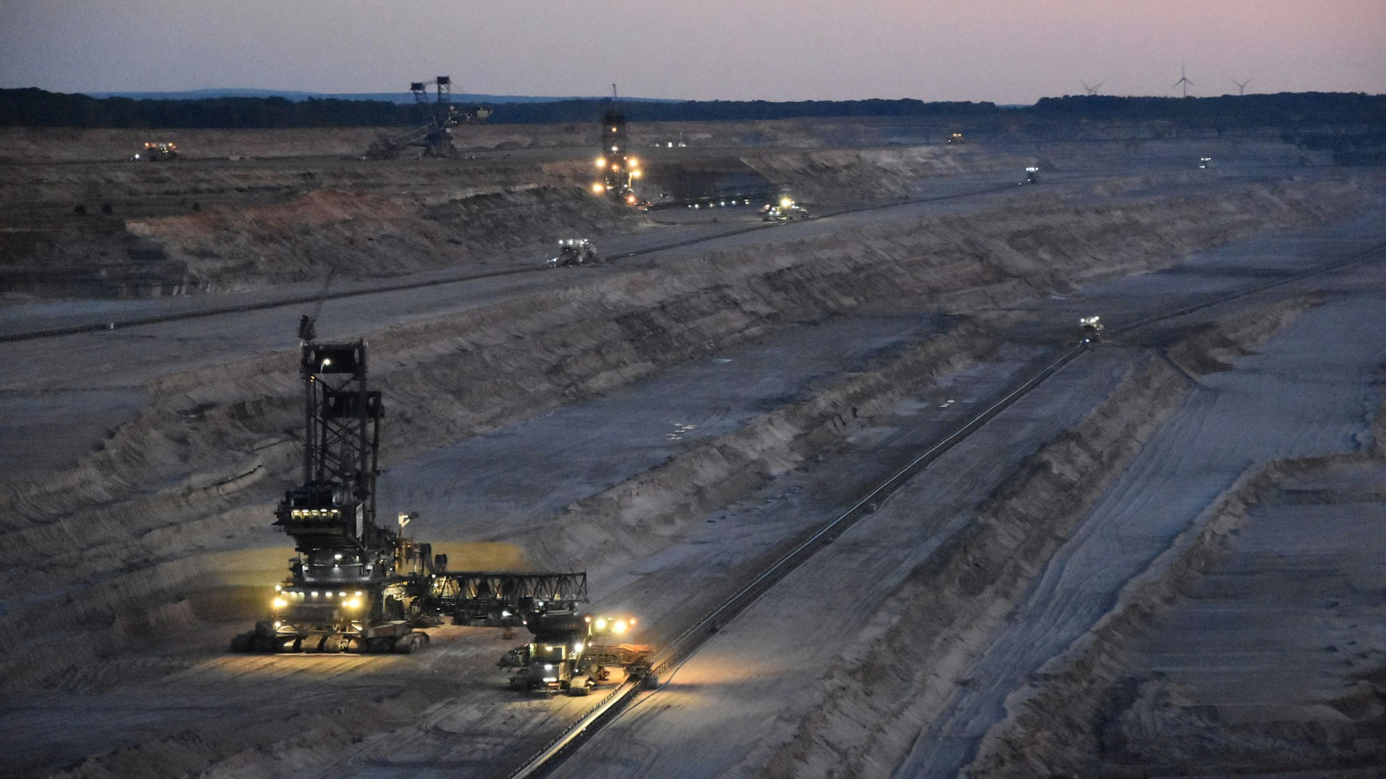 Zu sehen ist ein Großgerät im Tagebau Hambach.