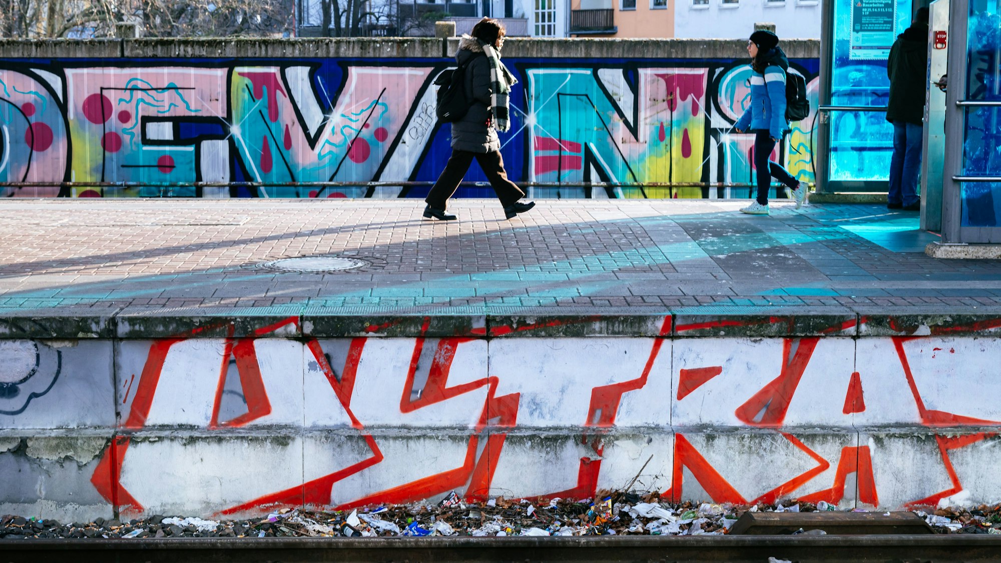 Zu sehen sind Schriftzüge der Kölner Ultra-Szene am Bahnhof Ehrenfeld.